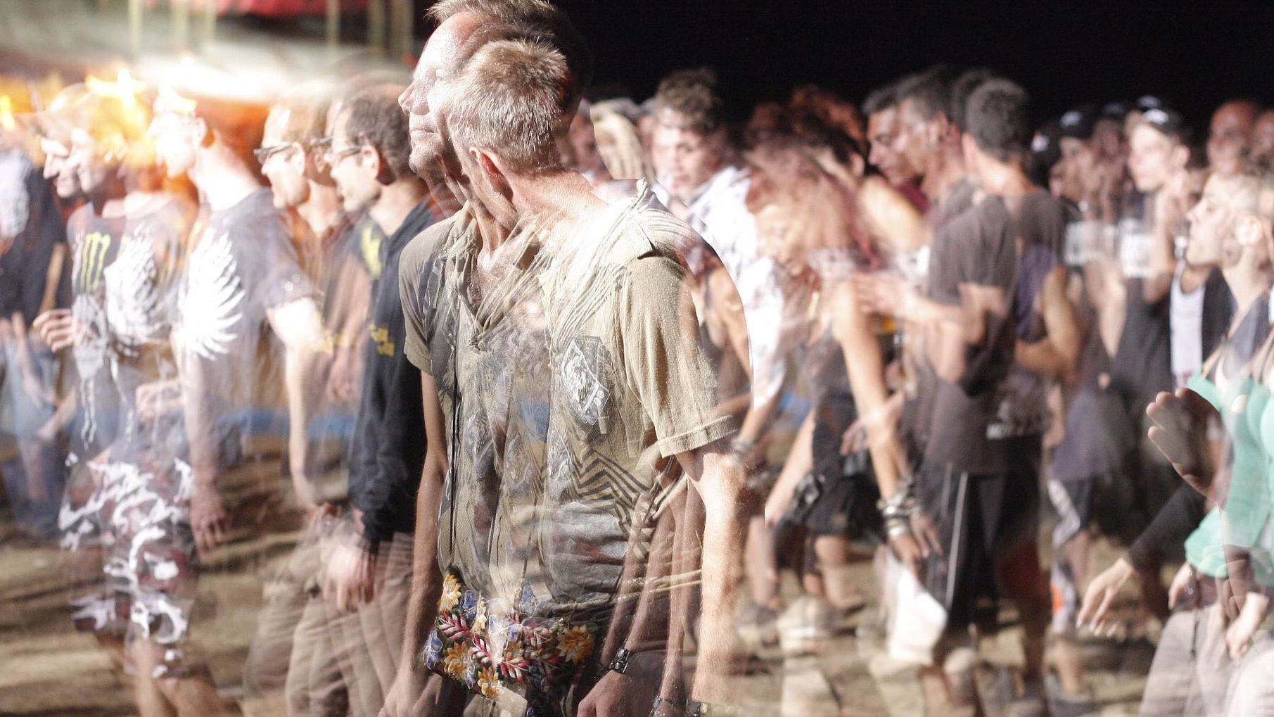 Auf eine ihnen fremde Umgebung und viele unbekannte Menschen reagieren Menschen mit Autismus-Spektrum-Störung schnell überfordert. (c) www.pixabay.com