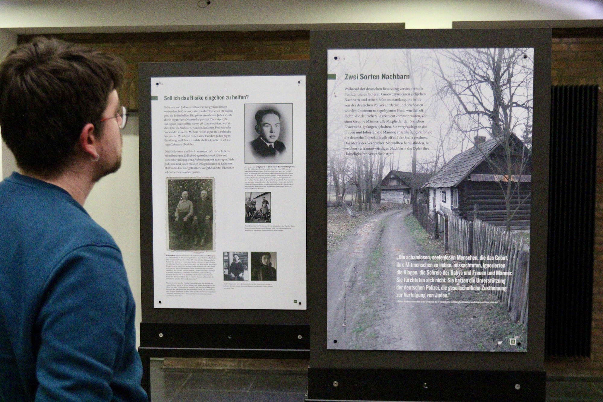 Die Ausstellung „Einige waren Nachbarn“ ist aktuell im Foyer des Dürener Rathauses zu sehen. (c) Stephan Johnen