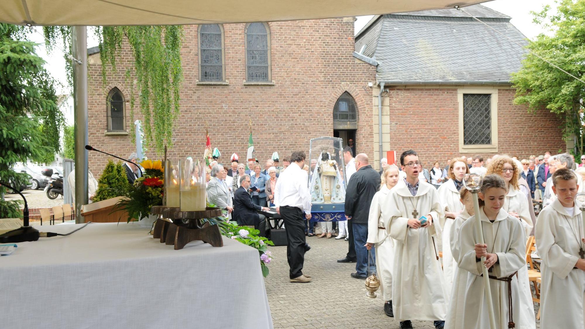 Zur Eröffnung der Wallfahrtsoktav in Holtum wird die Schwarze Madonna in einer Prozession durch das Dorf getragen. Die Pilgerinnen und Pilger verehren sie während der Woche in der Kapelle Mariä Heimsuchung. (c) Garnet Manecke
