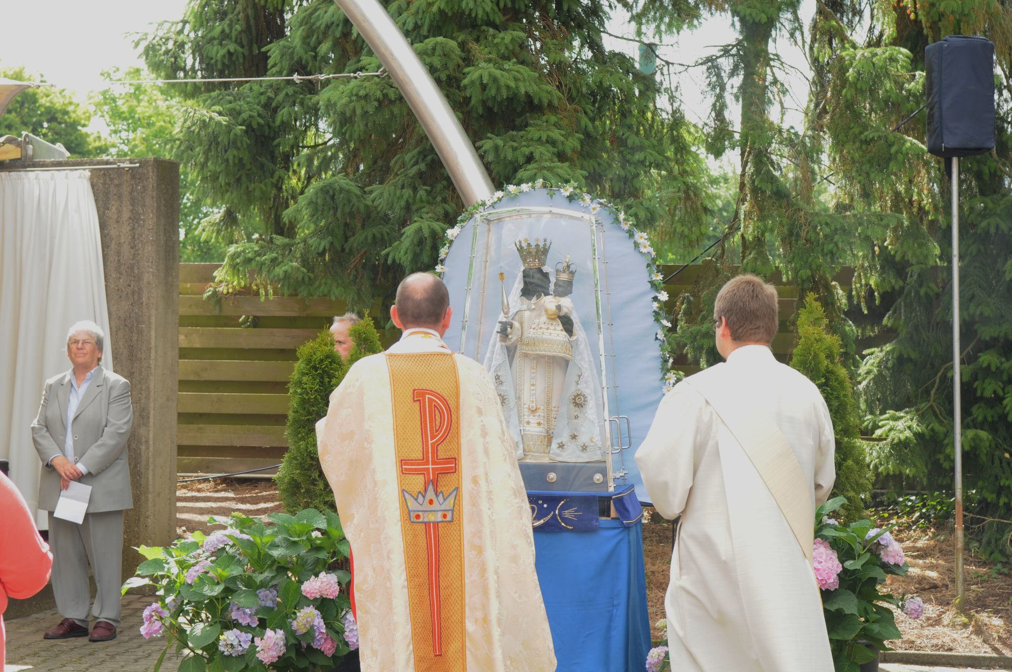 Zur Eröffnung der Wallfahrtsoktav in Holtum wird die Schwarze Madonna in einer Prozession durch das Dorf getragen. Die Pilgerinnen und Pilger verehren sie während der Woche in der Kapelle Mariä Heimsuchung. (c) Garnet Manecke