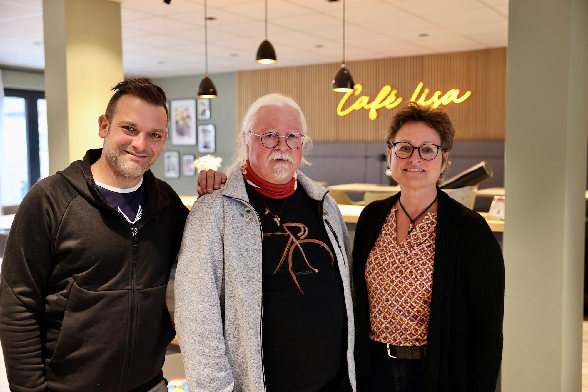Patrick Pickart (l.) und Tine Quast bereiten Ehrenamtler wie Hermann-Josef Peters vor.