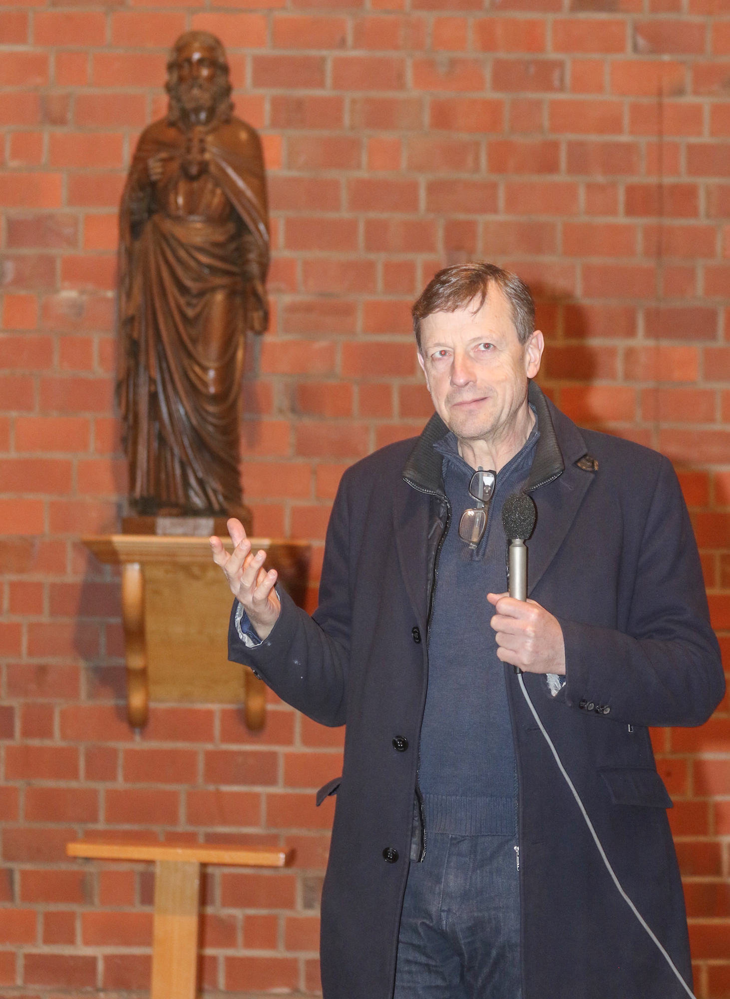 Prof. Roeb dankt den Gremien, die den Kirchenkauf möglich machten. (c) Stephan Johnen