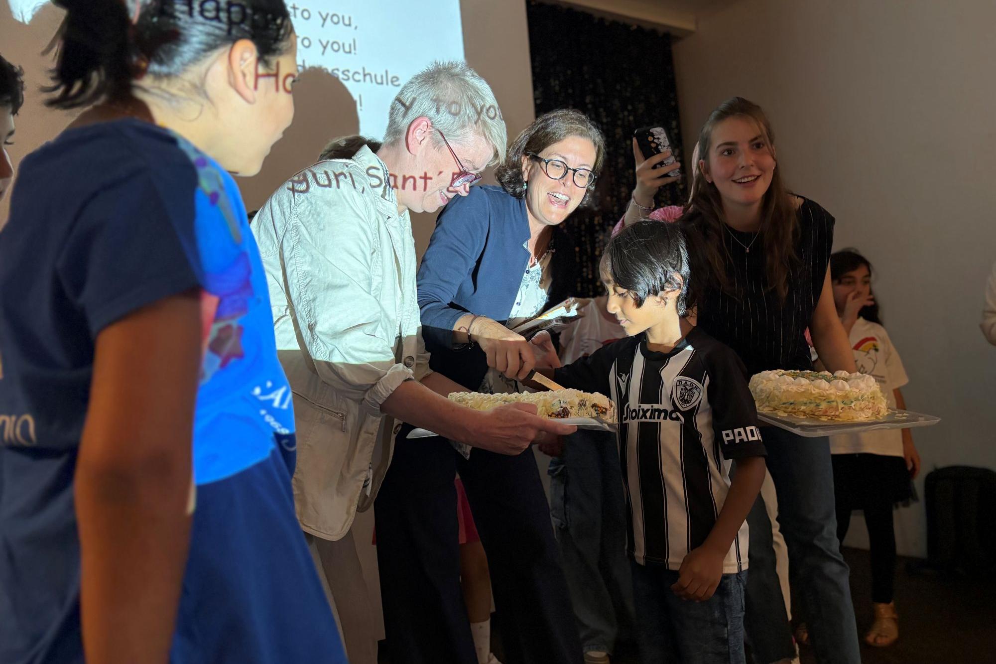 Nicole „Nicki“ Waur (l.) und Argiris (6) schneiden die Geburtstagstorte an.