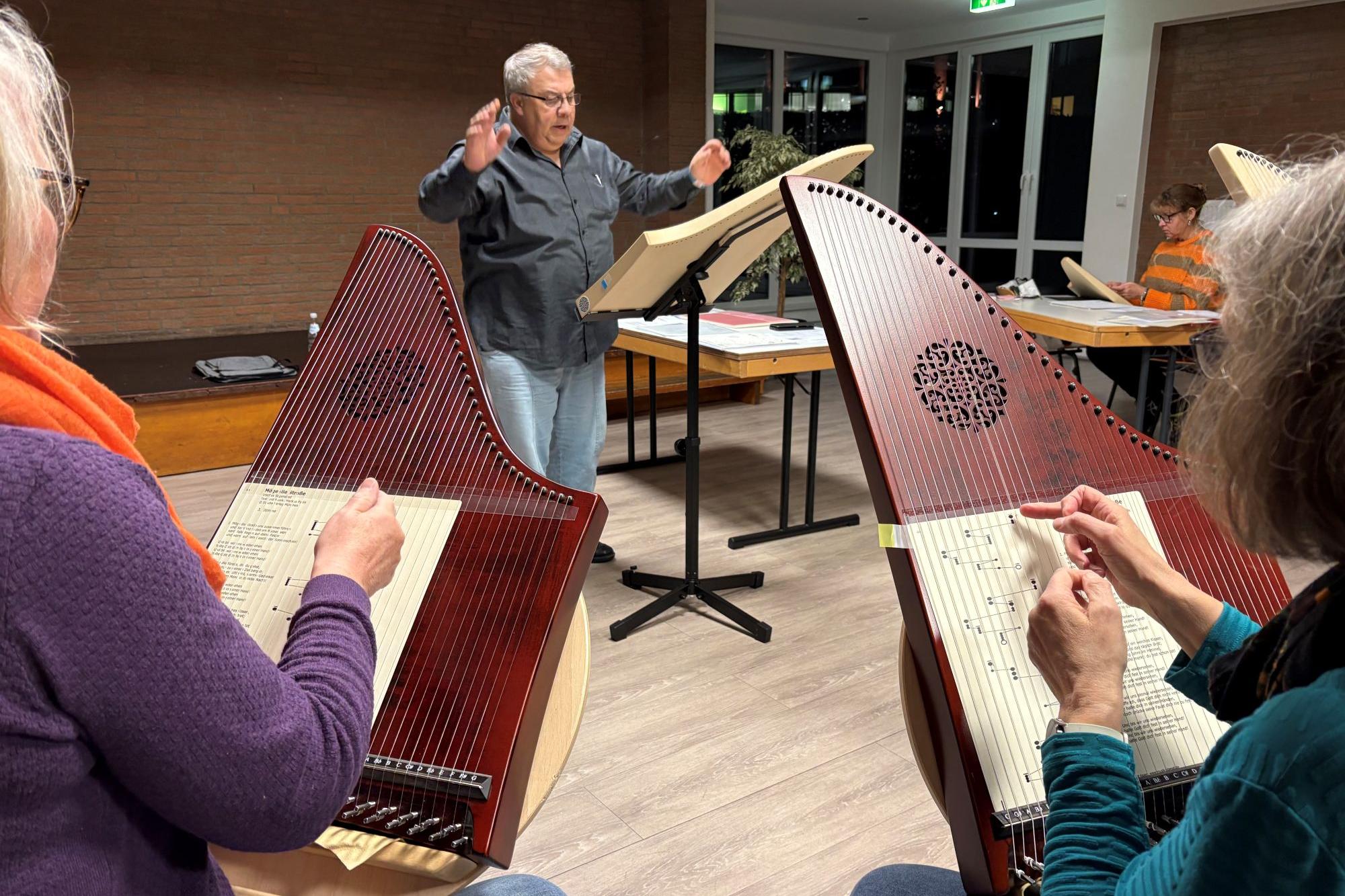 José Soto-Perez leitet donnerstags die Probe im Pfarrsaal in Baal.