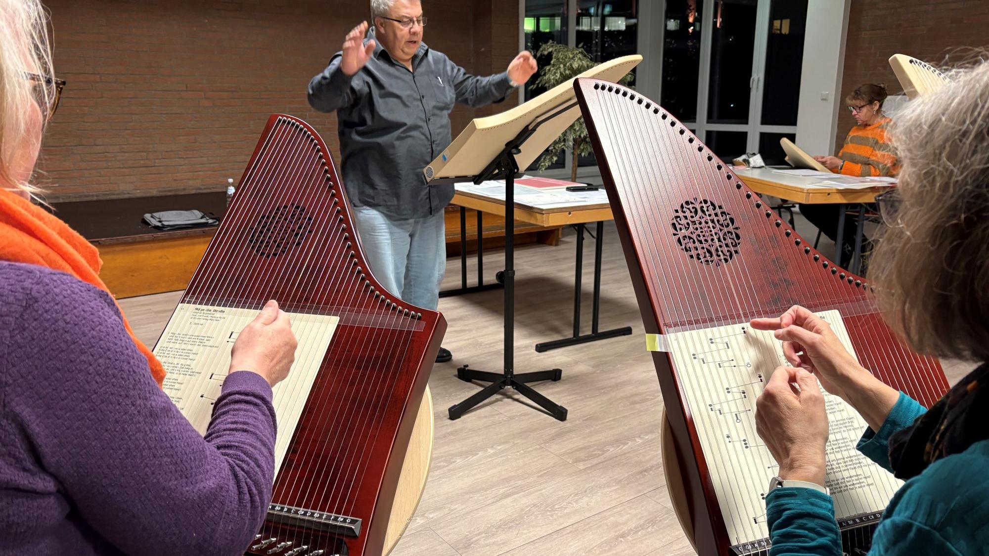 José Soto-Perez leitet donnerstags die Probe im Pfarrsaal in Baal. (c) Garnet Manecke