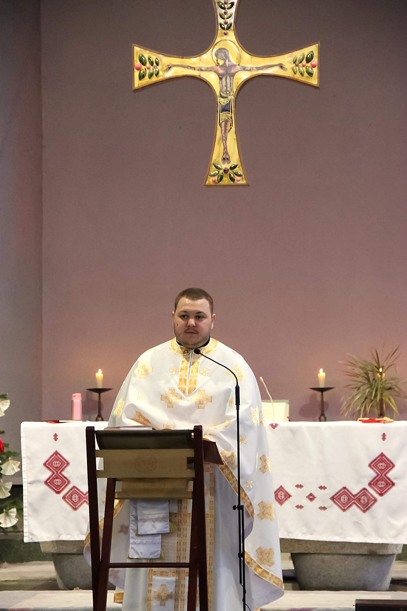 Pfarrer Roman Horodetskyy feiert einmal in der Woche Gottesdienst mit seiner Gemeinde. (c) Andrea Thomas