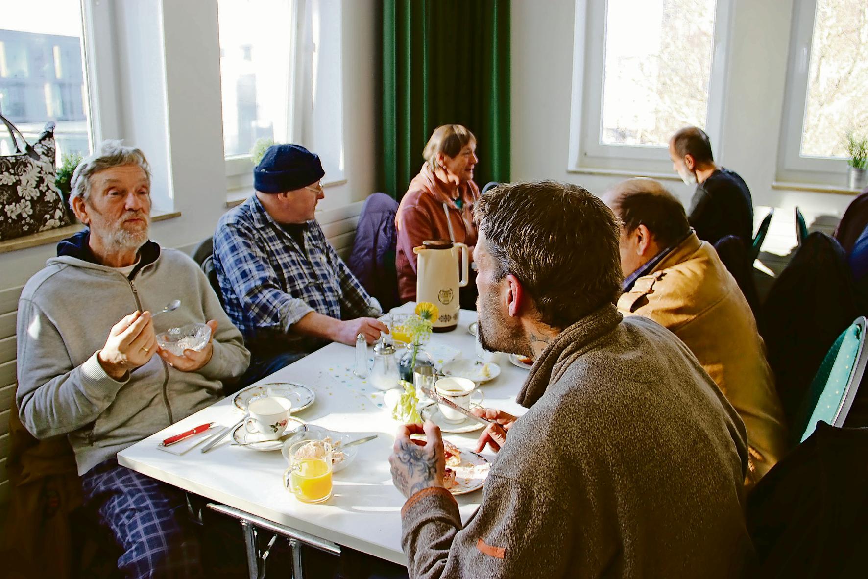 Die meisten Gäste kennen sich, schätzen das Frühstück und Gespräch in netter Atmosphäre. (c) Andrea Thomas