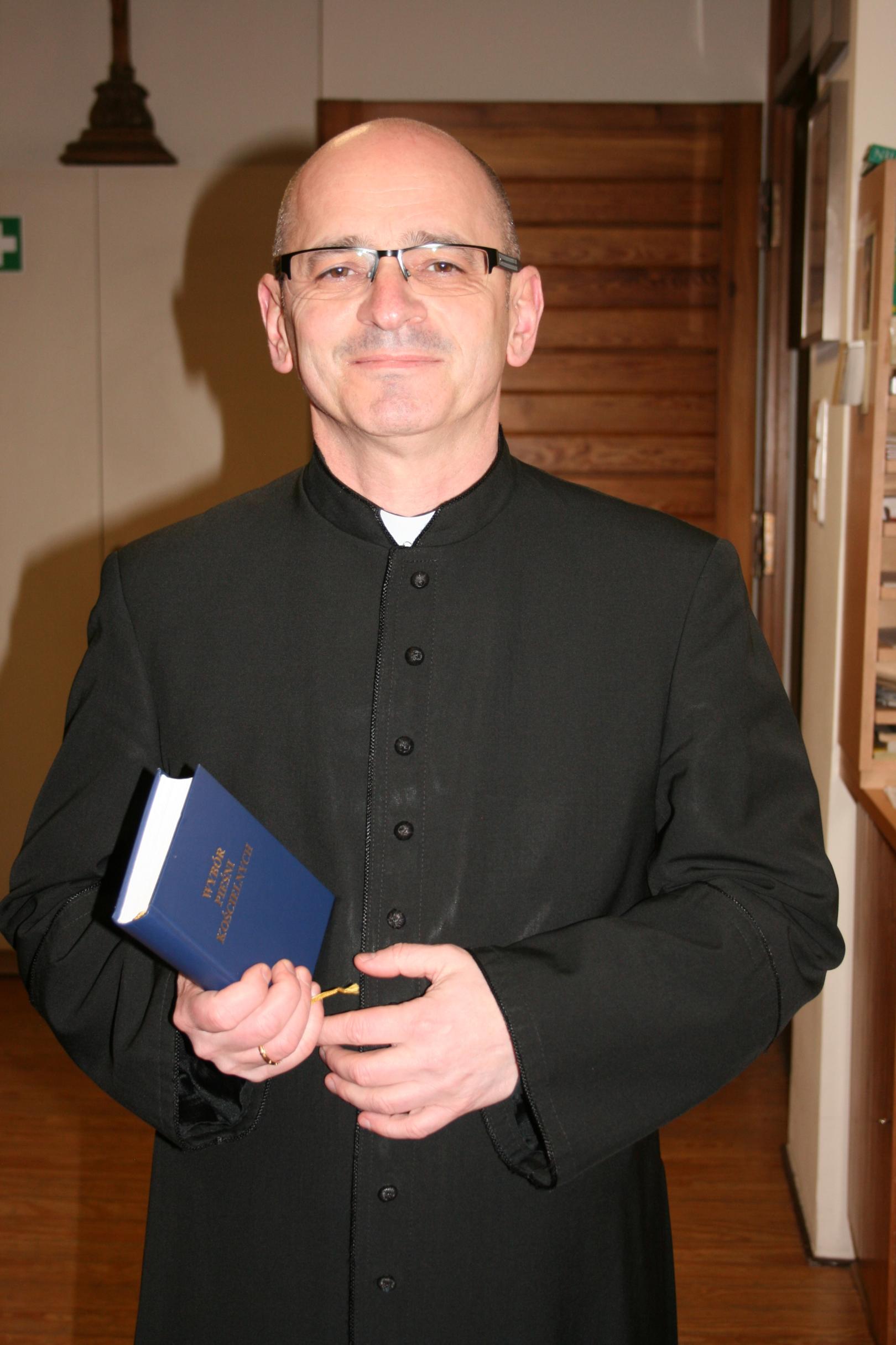 Pater Sebastian Sosnowski liest mittwochs und sonntags eine Messe in Düren. (c) Ursula Weyermann