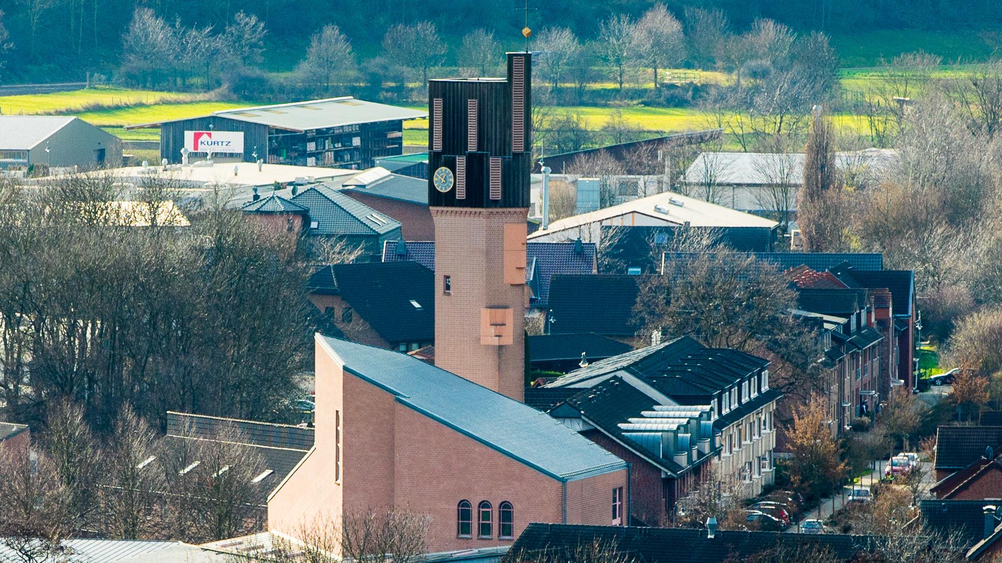 „Die Kirche bleibt im Dorf“: Das war auch das Konzept des Neubaus in Inden/Altdorf. (c) Wikimedia