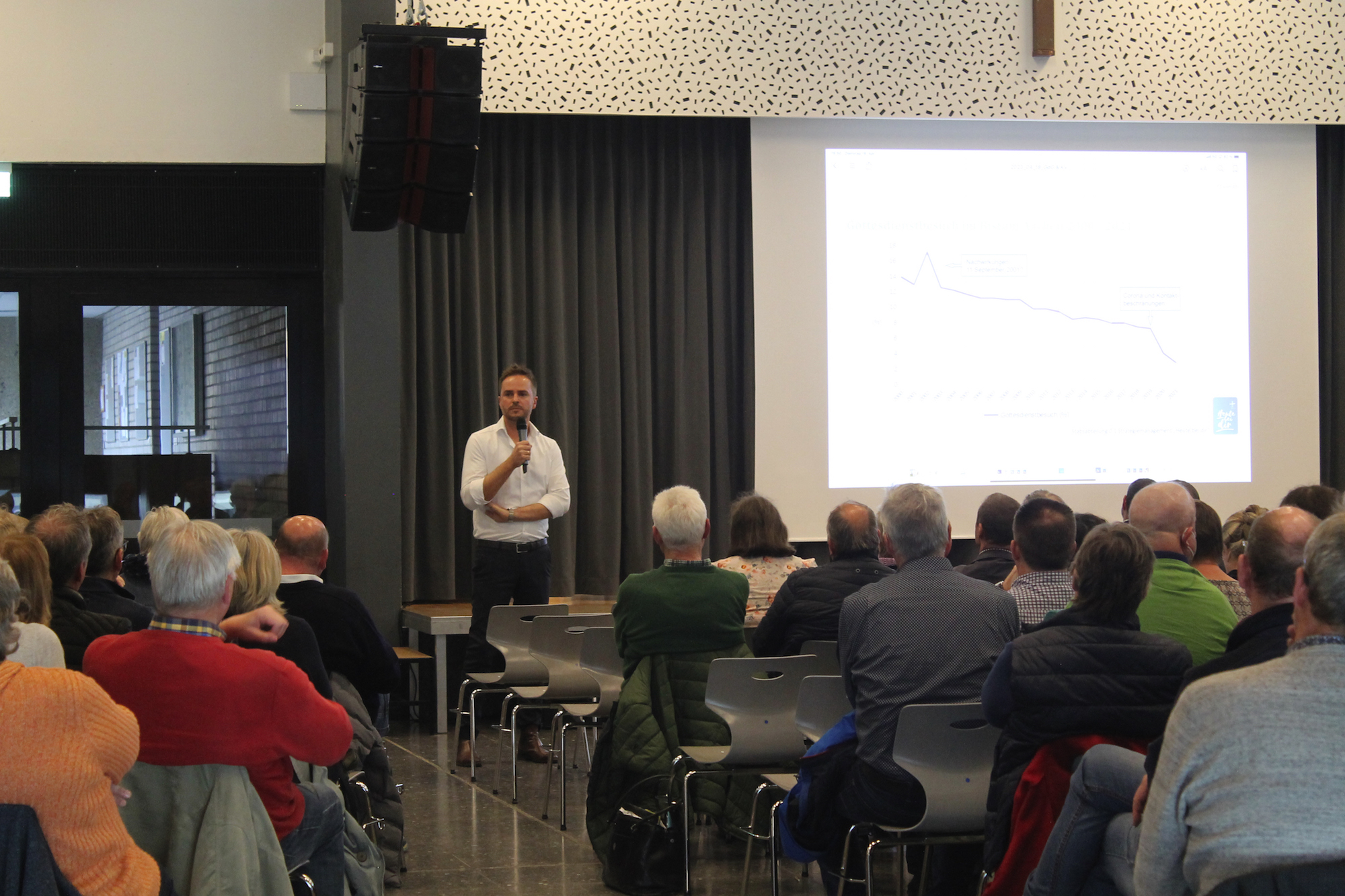 Referent Andreas Schreib erläutert den Anwesenden in der Aula des Albertus-Magnus-Gymnasiums die Idee der Pastoralen Räume, die es zukünftig in der Region Kempen-Viersen geben soll.