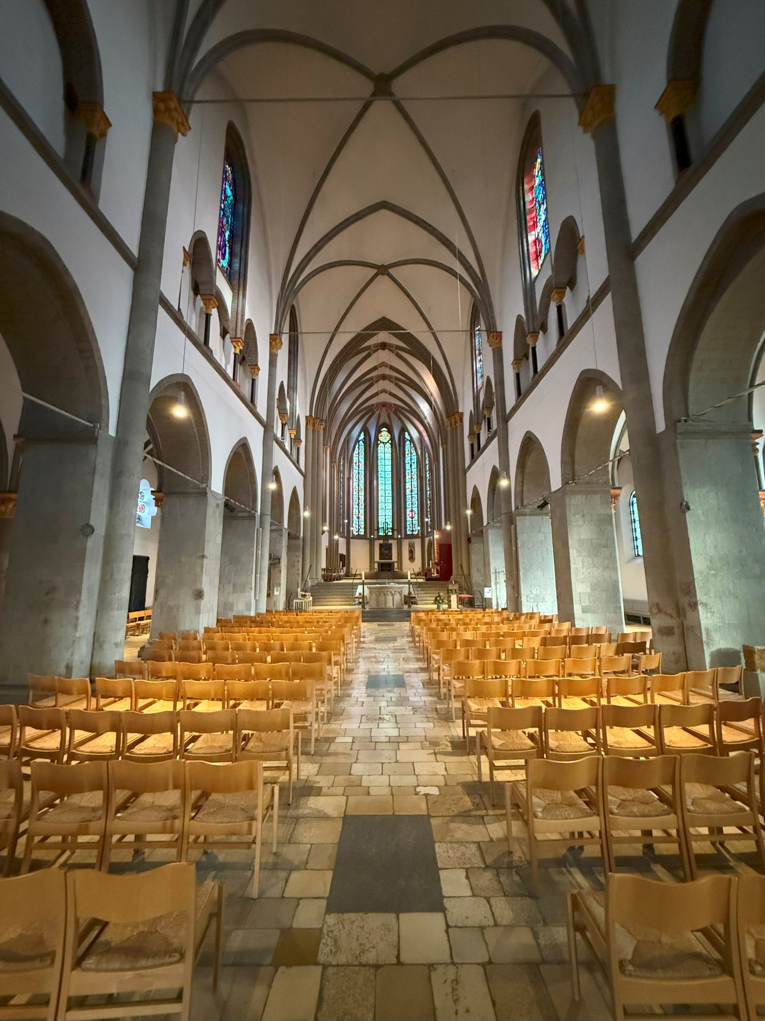 Die Chorhalle des Münsters wurde vor  750 Jahren geweiht. Meister Gerhard,  der Kölner Dombaumeister, wurde mit  dem Bau beauftragt. Die Fenster  brachten Tageslicht in die Kirche. (c) Pfarre St. Vitus/Andreas Jütten