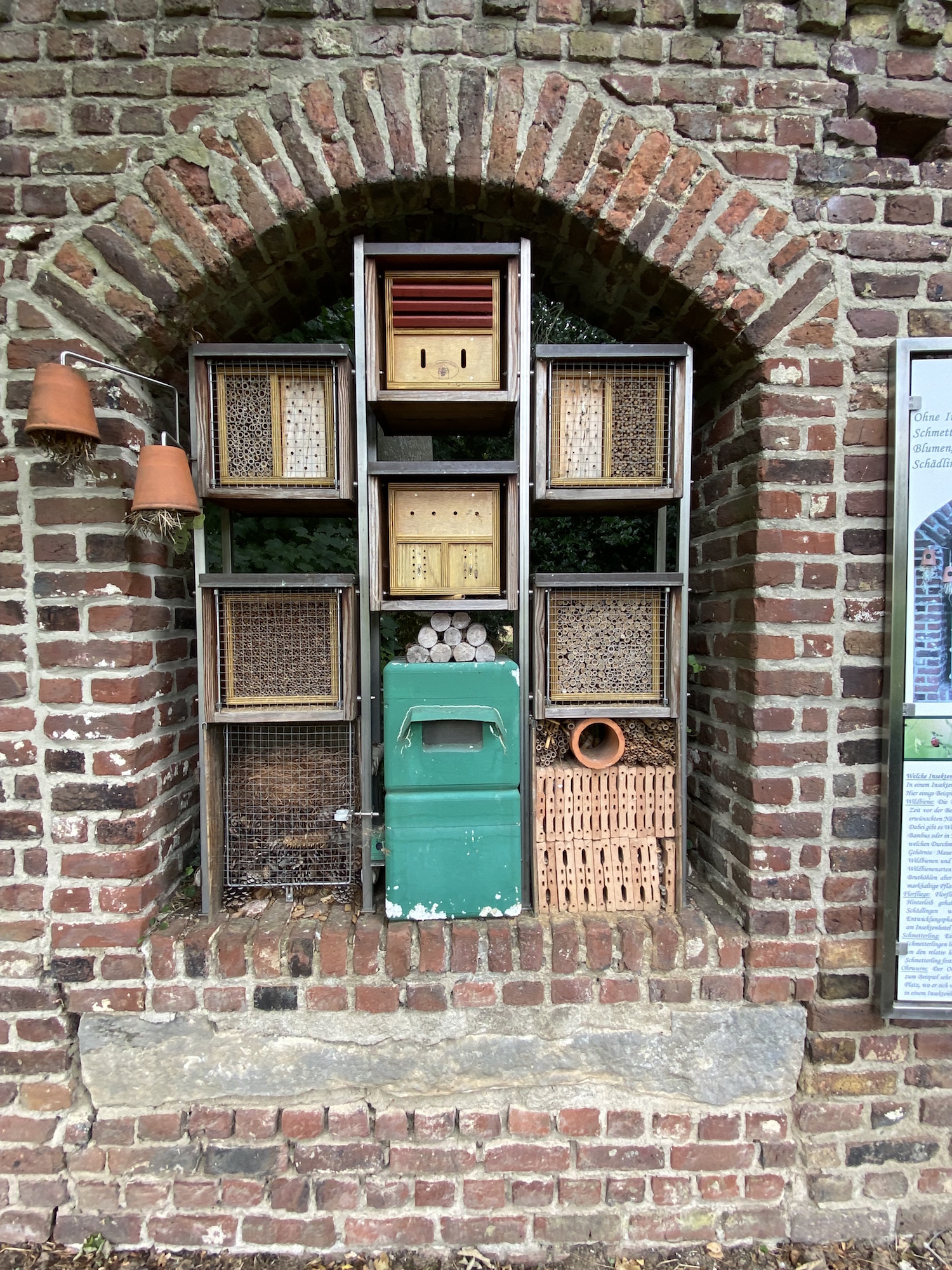 In eine der Klostermauern von Haus Hohenbusch ist ein Insektenhotel gebaut worden. (c) Garnet Manecke