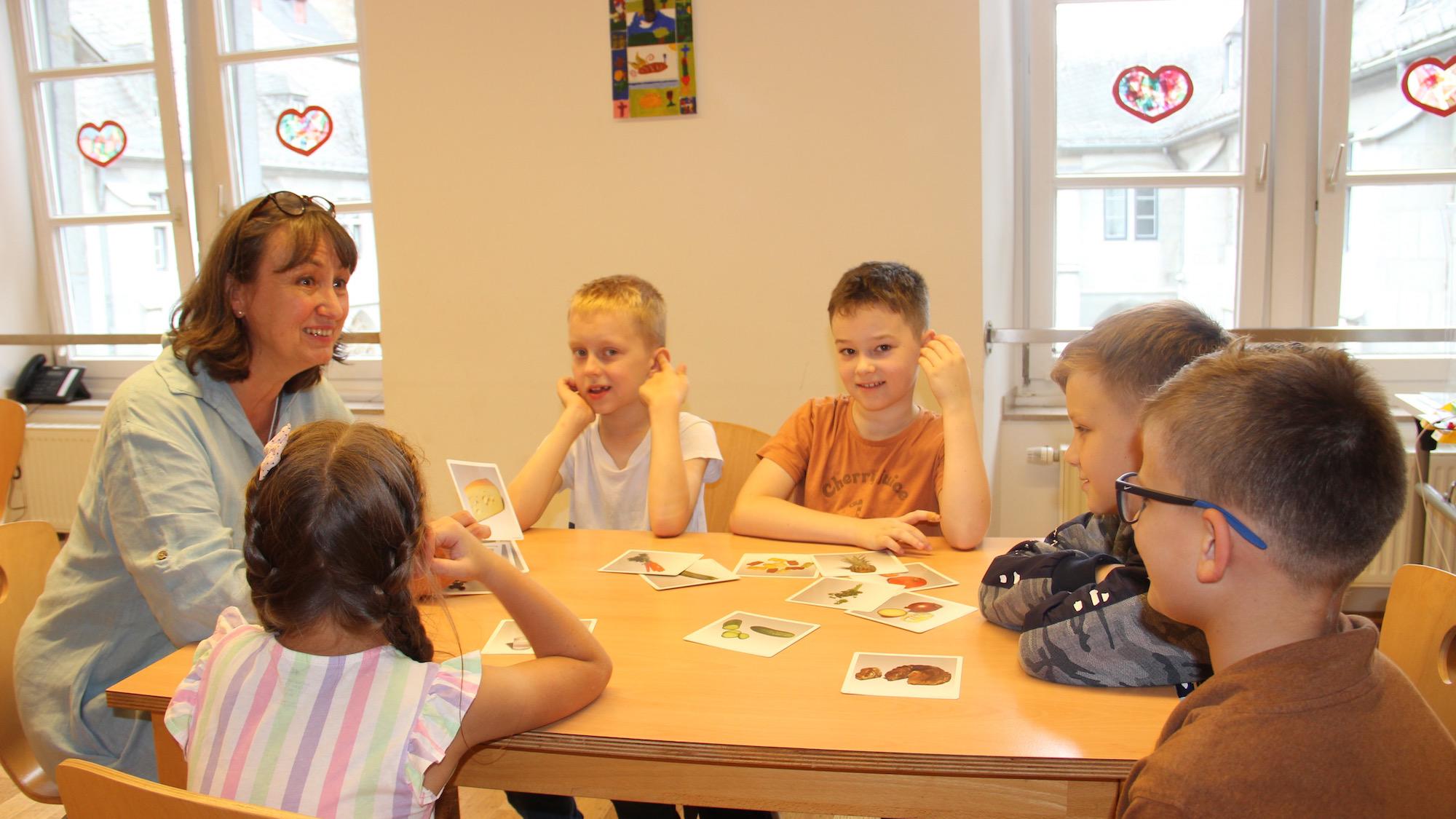 Zwei Mal in der Woche lernen die Kinder mit Gabriele Crott gemeinsam in der Gruppe. (c) Andrea Thomas