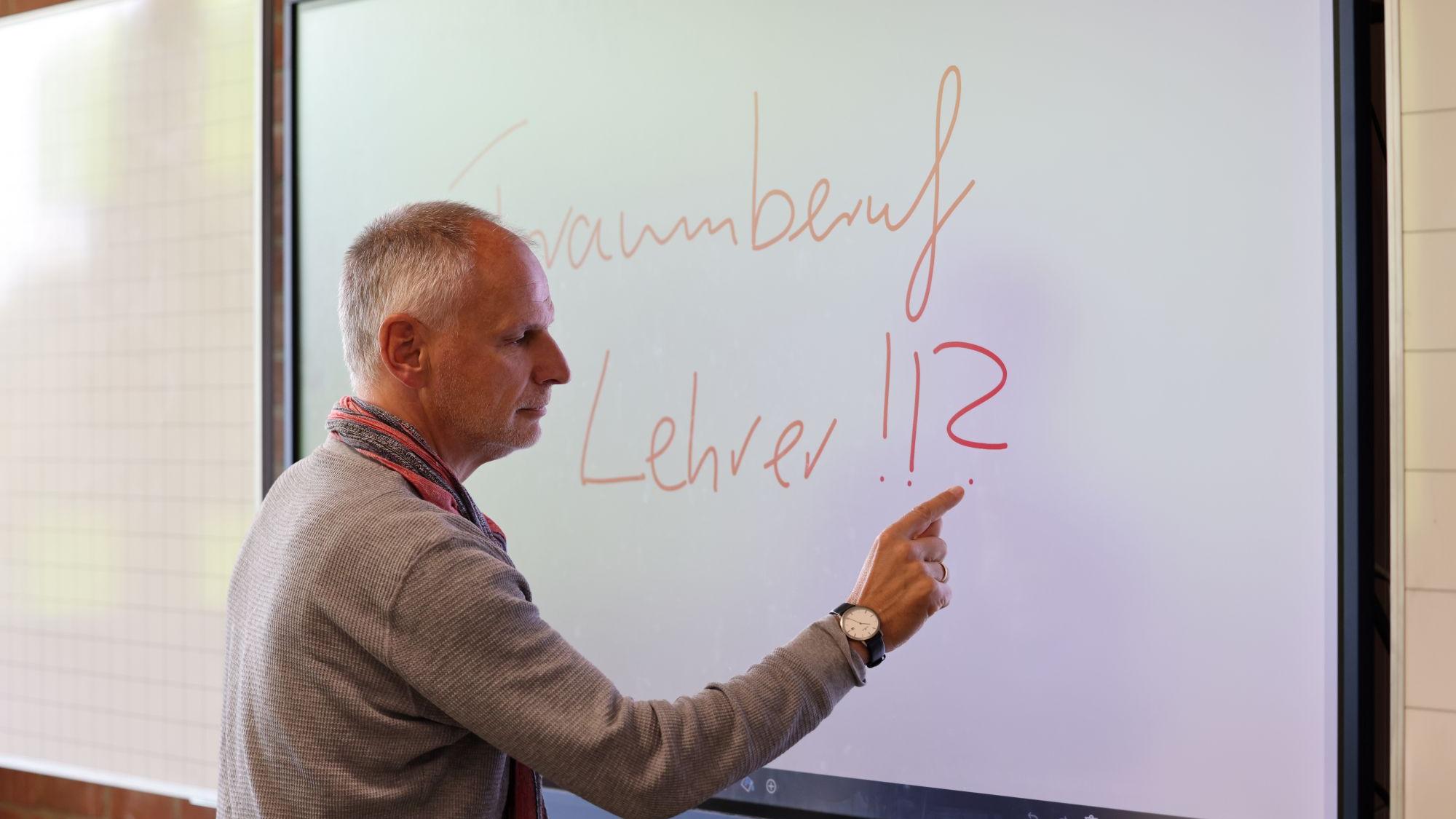 Guido Schins ist seit 30 Jahren Lehrer. Eine Berufswahl, die er nie bereut hat und wiederholen würde. (c) Stephan Johnen