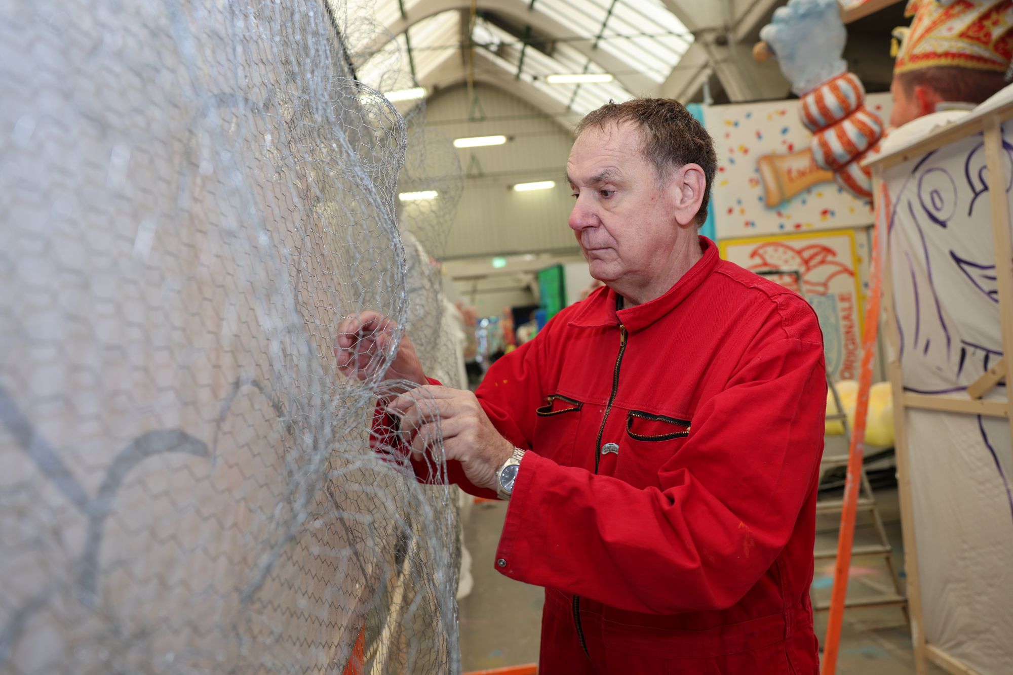 Bis zum Rosenmontag bleiben die bissigen Mottowagen des aktuellen Karnevalszuges geheim. (c) Stephan Johnen