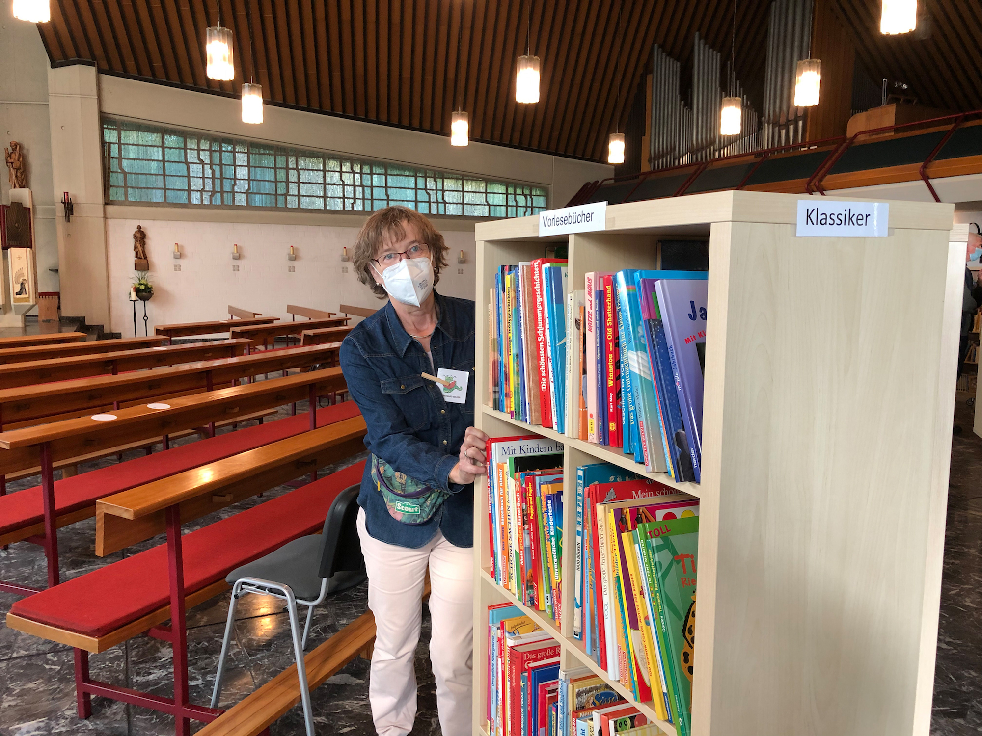 Irmgard Selker und das Team der Bücherkirche können die Regale je nach Bedarf bewegen. (c) Garnet Manecke