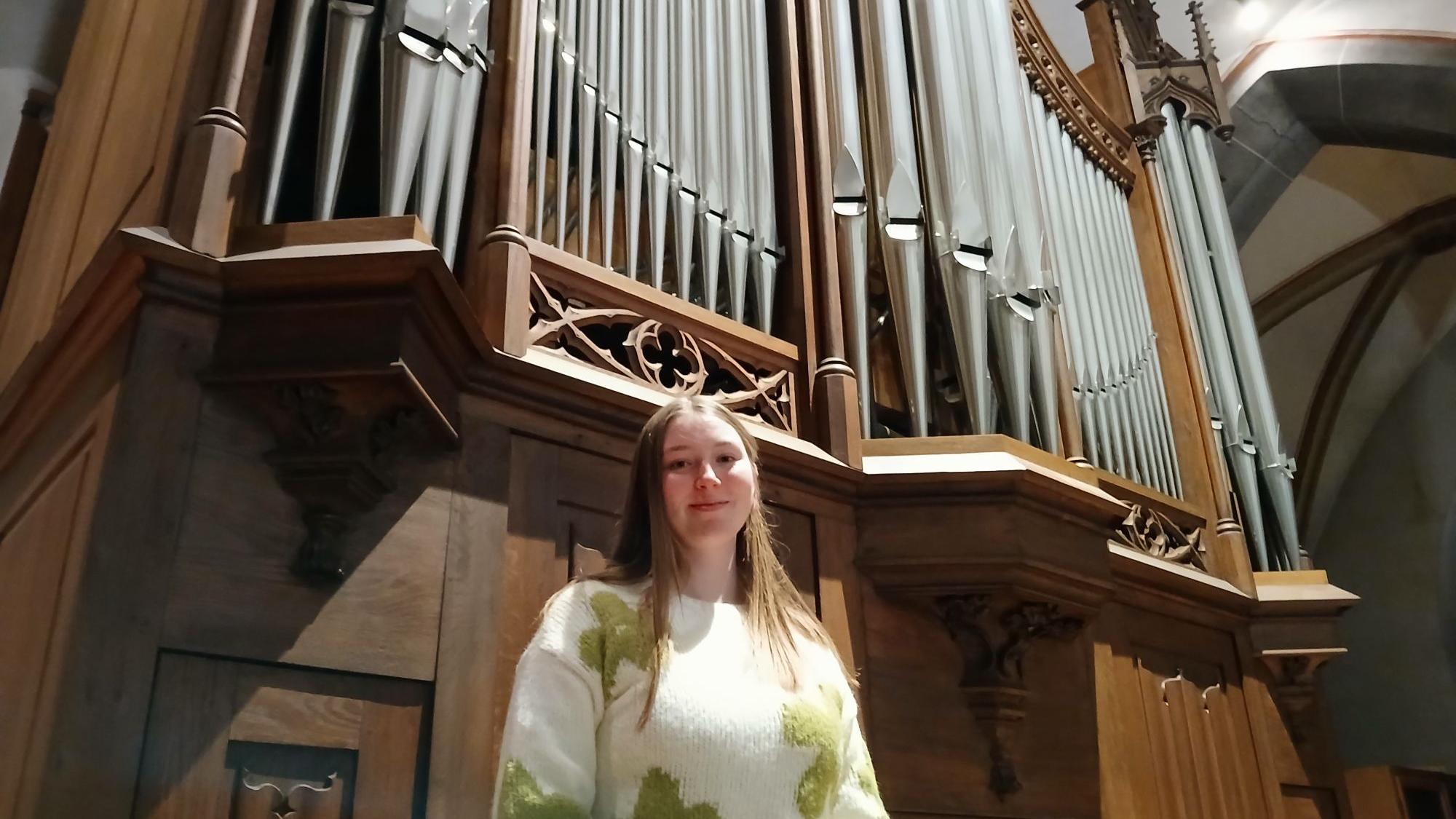Respekt vor großen Pfeifen: Schon seit zwölf Jahren macht die inzwischen 18-Jährige Isabel Alpmann Musik, neben vielen weiteren Aktivitäten. Sie ist ein Multitalent mit klaren, breit gestreuten Zielen und lässt sich jetzt zur Kirchenmusikerin ausbilden. Neuerdings engagiert sie sich ehrenamtlich im Rat des Pastoralen Raums Aachen-Kornelimünster/Roetgen. (c) Berthold Strauch