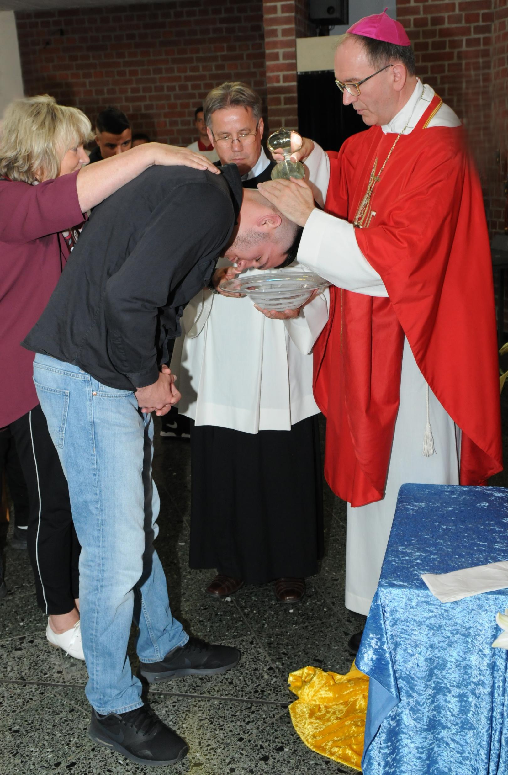 Mit der Taufe wird Fred in die Gemeinschaft der Christen aufgenommen. (c) Garnet Manecke