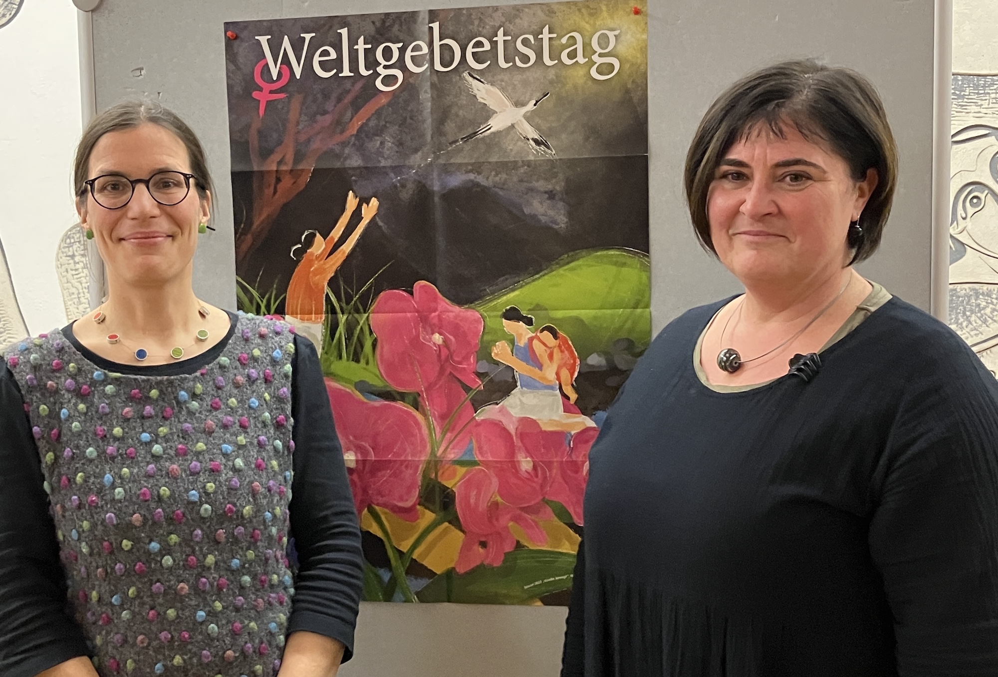 Annette Jantzen (l.) und Petra Graff vor dem Titelbild des WGT 2023 aus Taiwan.  In diesem Jahr wurde das Titelbild wegen  Äußerungen der Künstlerin zum Israel-Palästina-Konflikt zurückgezogen. (c) Andrea Thomas