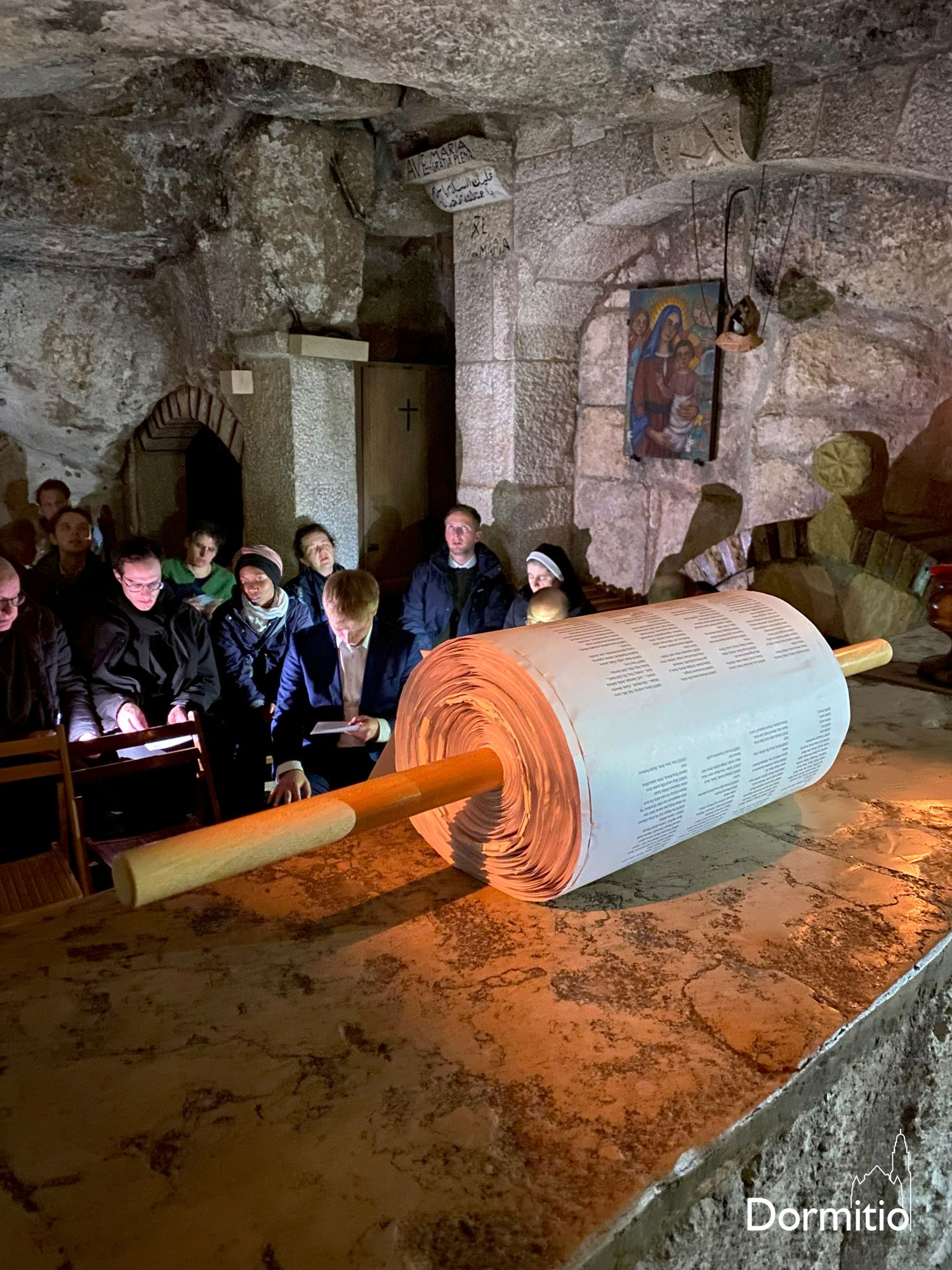 Wer möchte kann noch die Weihnachtsaktion unterstützen: Für die auf der Schriftrolle vermerkten Namen wird in der Geburtsgrotte gebetet. (c) Stephan Johnen