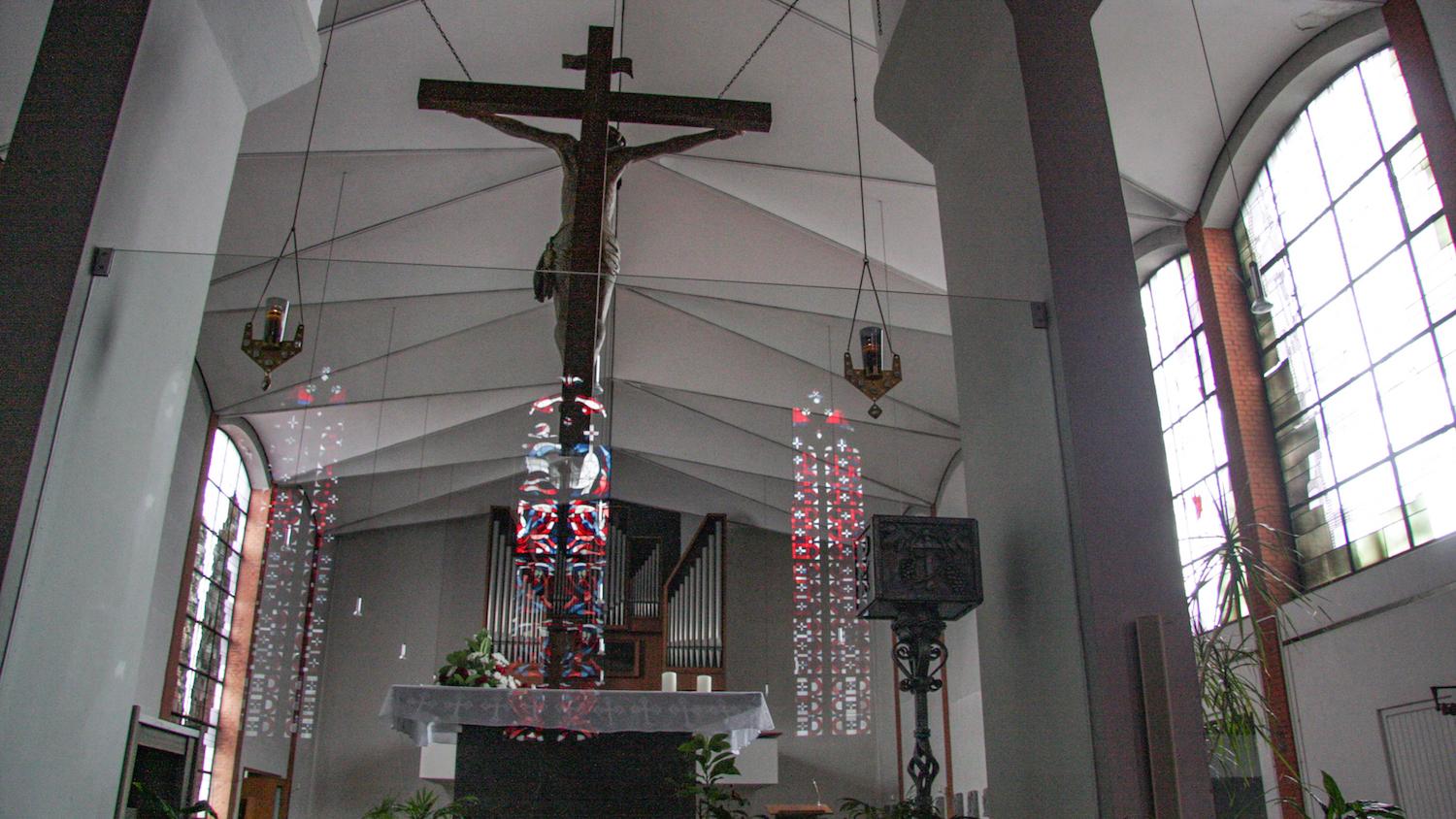 Verbunden und doch getrennt: Alt- und Neubau der Johanneskirche. (c) Dorothée Schenk