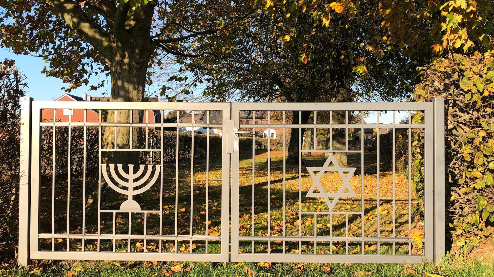 Das Tor zum jüdischen Friedhof in Lentholt, einem Teil von Schwanenberg. (c) Garnet Manecke
