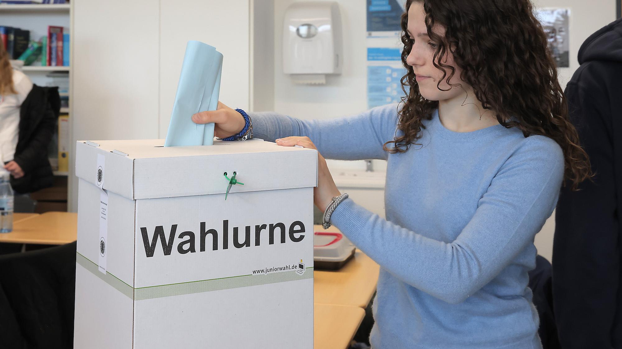 Probelauf unter realen Bedingungen: Der gefaltete Stimmzettel kommt in die Wahlurne. (c) Dirk Jochmann