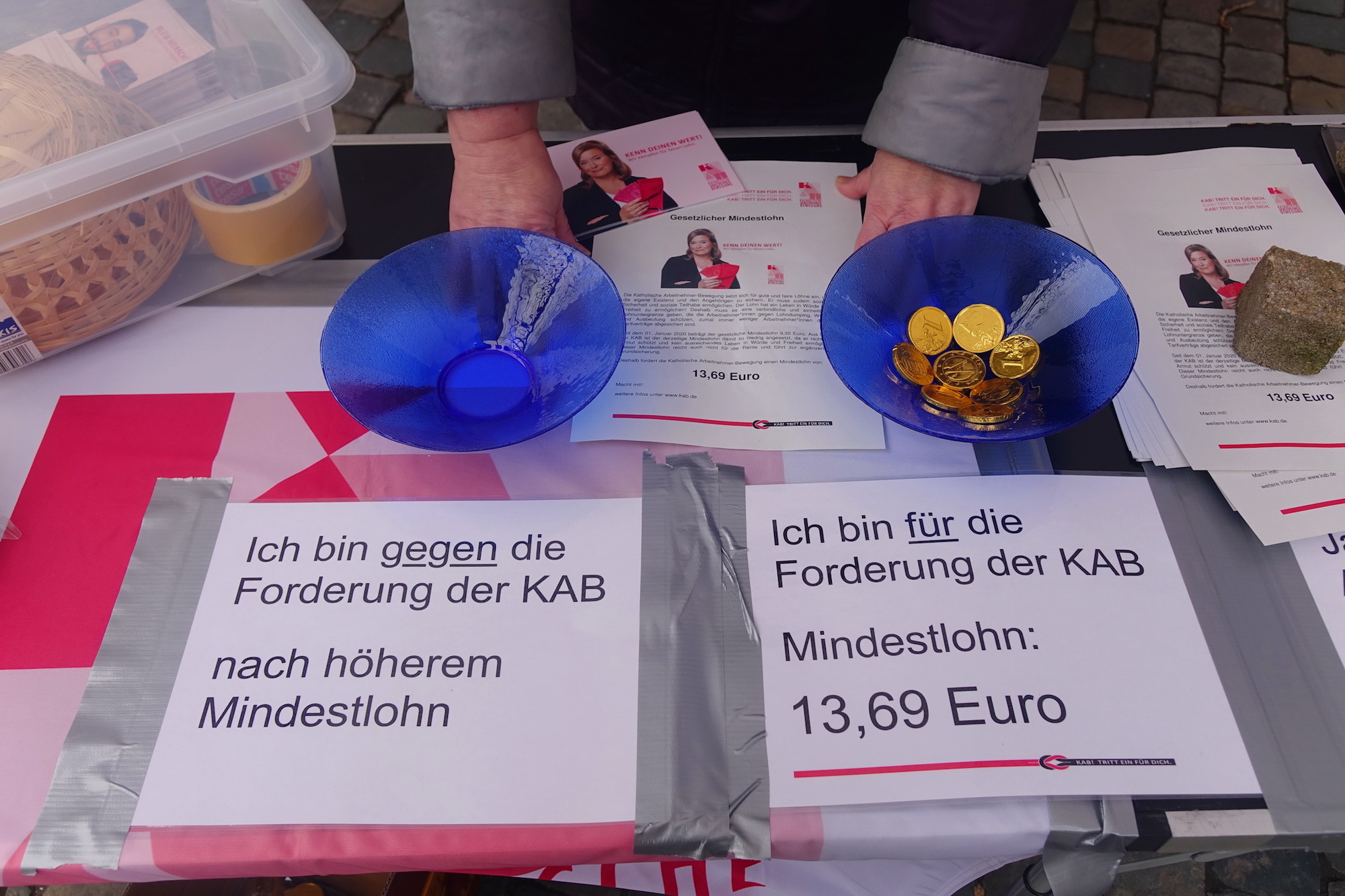 Mit einem Goldtaler (ein Schokoladen-Euro) konnten sich Passanten am Stand der KAB auf dem Aachener Münsterplatz zum Mindestlohn positionieren. (c) Andrea Thomas