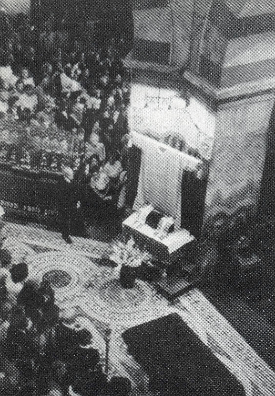 Bei der sogenannten „kleinen Heiligtumsfahrt“ von 1945 wurden die vier großen Heiligtümer nur im Oktogon des Doms gezeigt. Der Zutritt zur Chorhalle mit ihren zerbrochenen Glasfenstern war zu der Zeit noch durch eine Bretterwand versperrt. (c) Domkapitel Aachen
