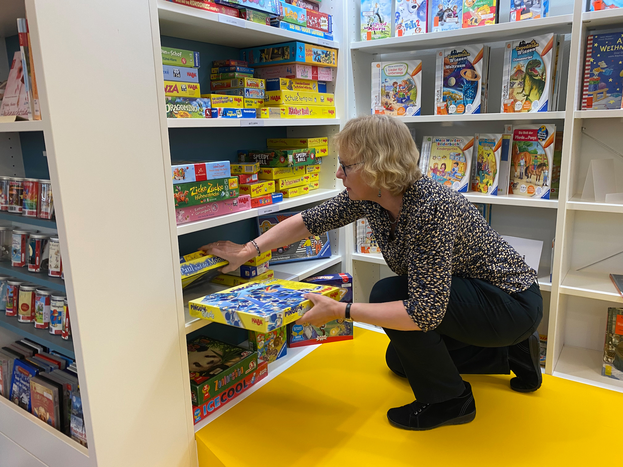 Eine große Auswahl Spiele für die ganze Familie und die Tiptoi-Bücher für jüngere Kinder sortieren Ulla Lindner und ihr Team regelmäßig ein. (c) Garnet Manecke