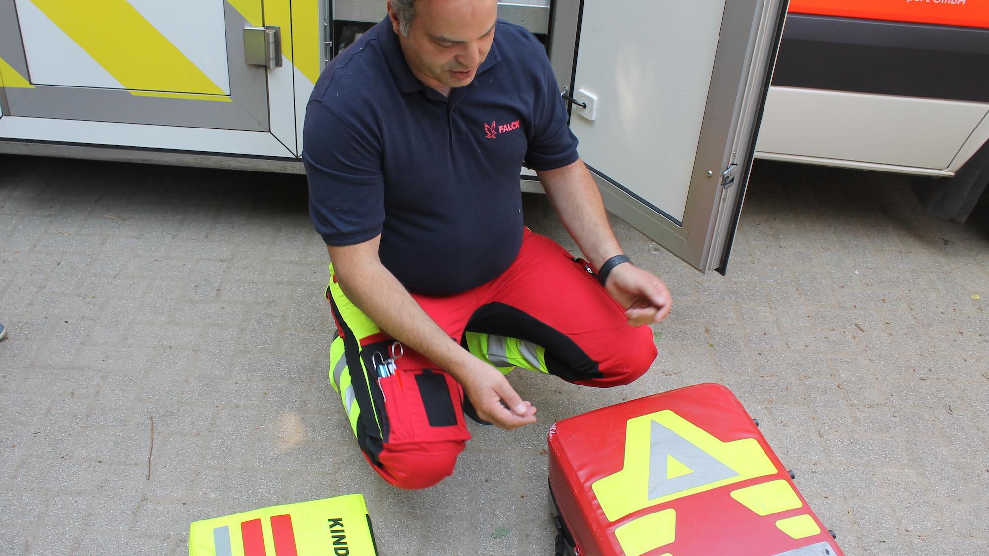 In jedem Rettungswagen gibt es zwei Notfallkoffer: einen für Kinder und einen für Erwachsene. (c) Kathrin Albrecht