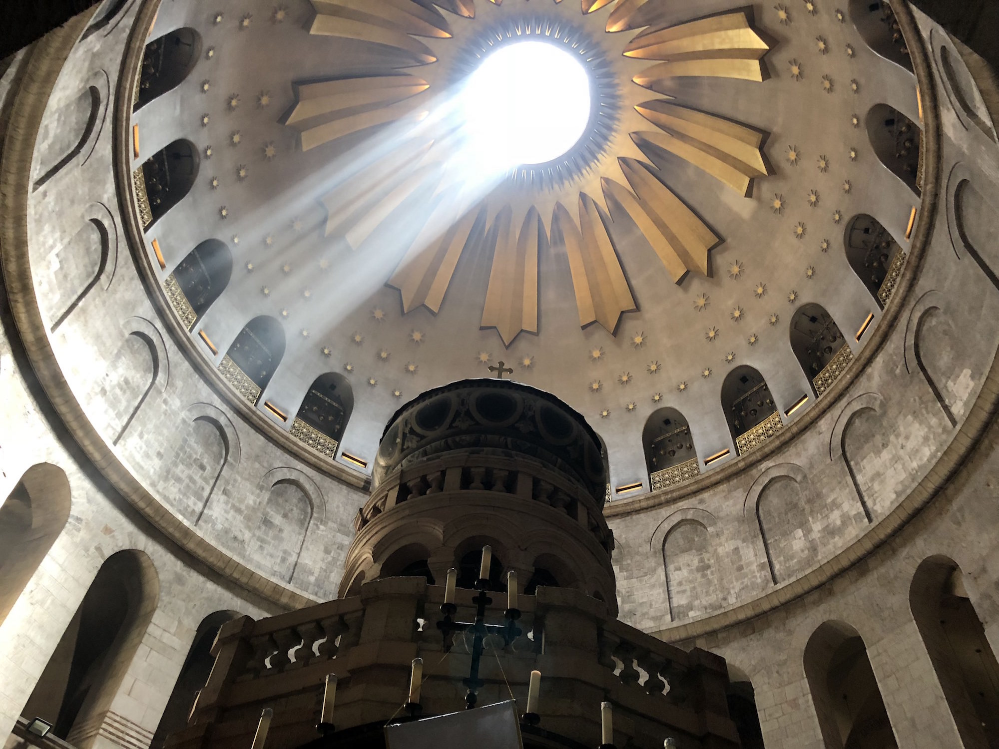 Blick in die Kuppel der Grabeskirche in Jerusalem: Dort wird das Grab Jesu als Ort der Auferstehung verehrt. (c) Polyglott/Stefan Gödde