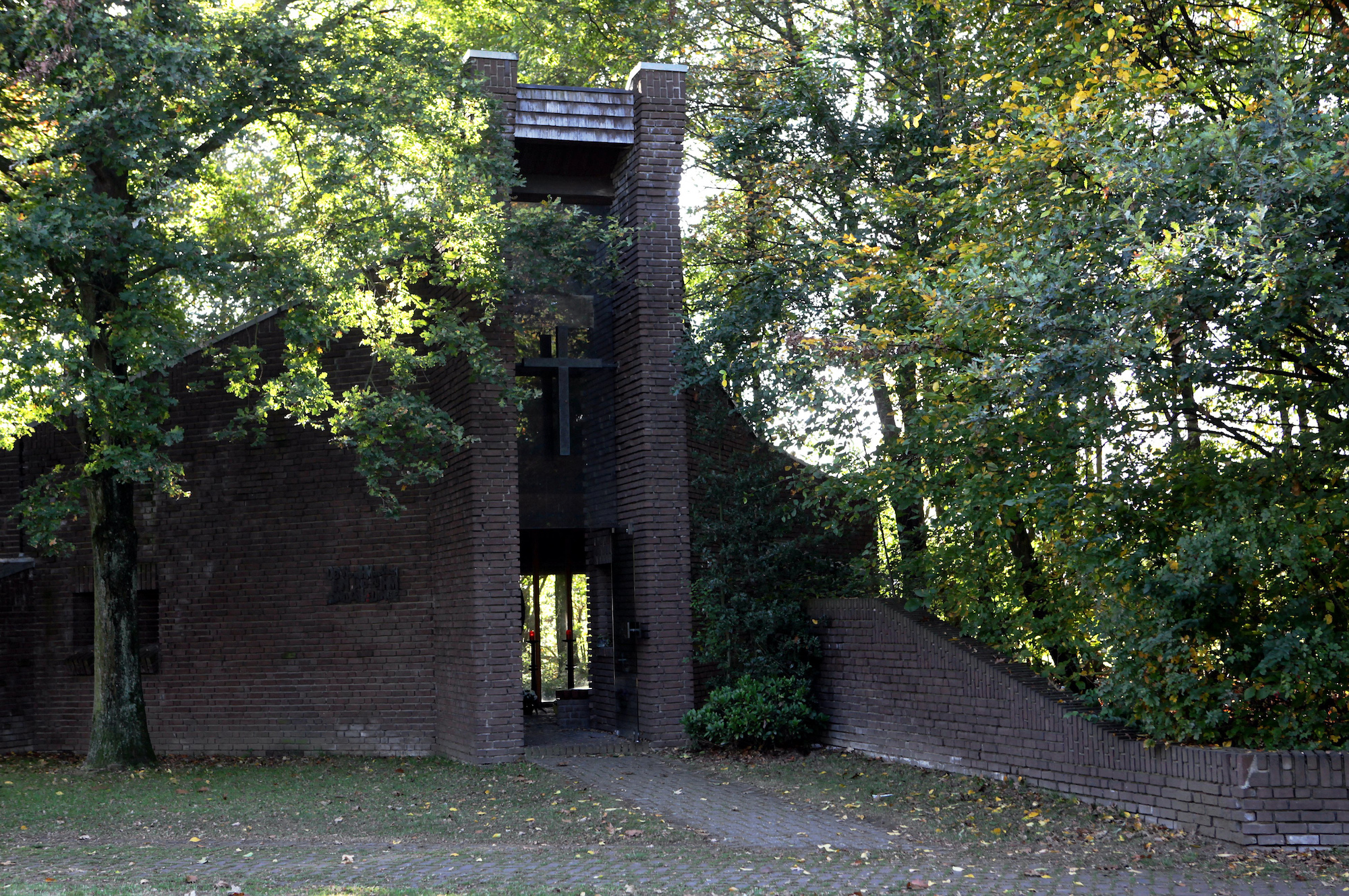 Die nur 35 Quadratmeter große denkmalgeschützte Kirche schmiegt sich in den sie umgebenden Wald (c) Dirk Jochmann