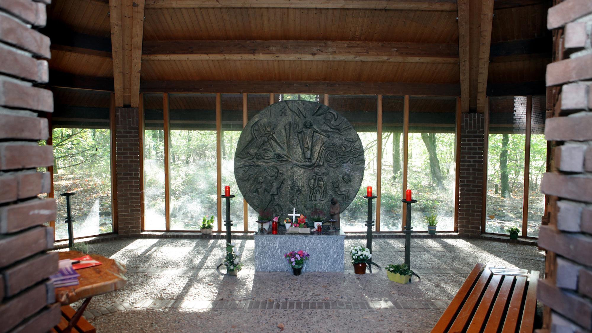 Die verglaste Rückwand der Kapelle lenkt den Blick der Besucher direkt in die Natur. (c) Dirk Jochmann