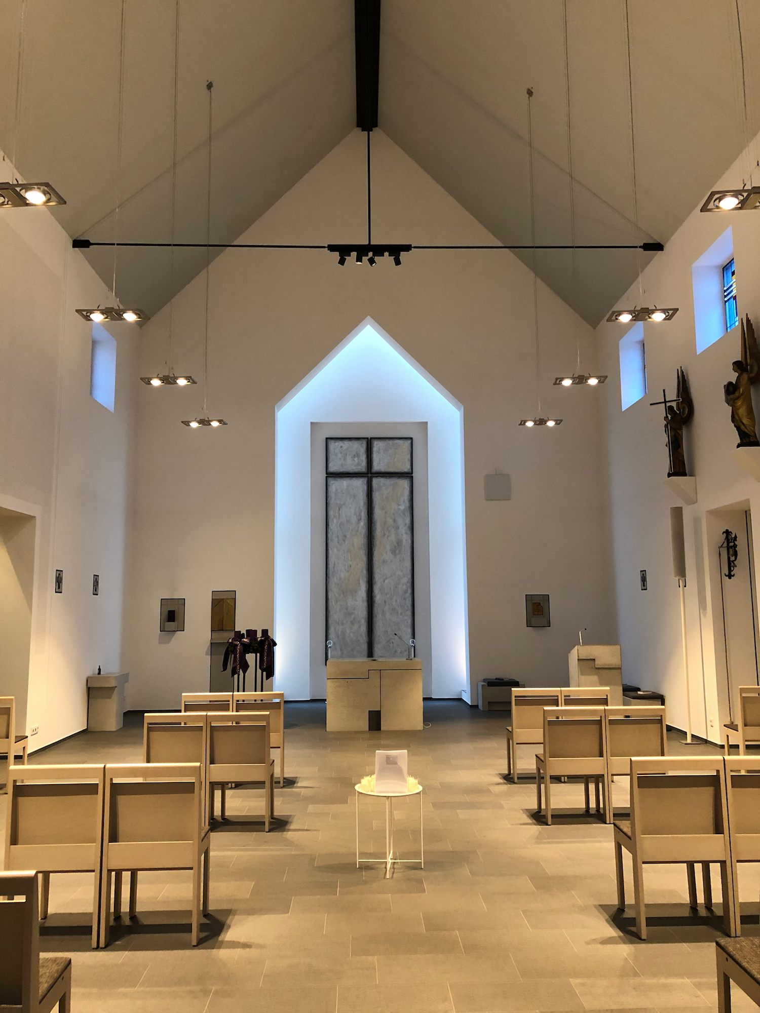 Hell und modern ist die neue Kapelle St. Lambertus Immerath. Aus dem früheren „Immerather Dom“ wurden einige Gegenstände mitgenommen. (c) Garnet Manecke