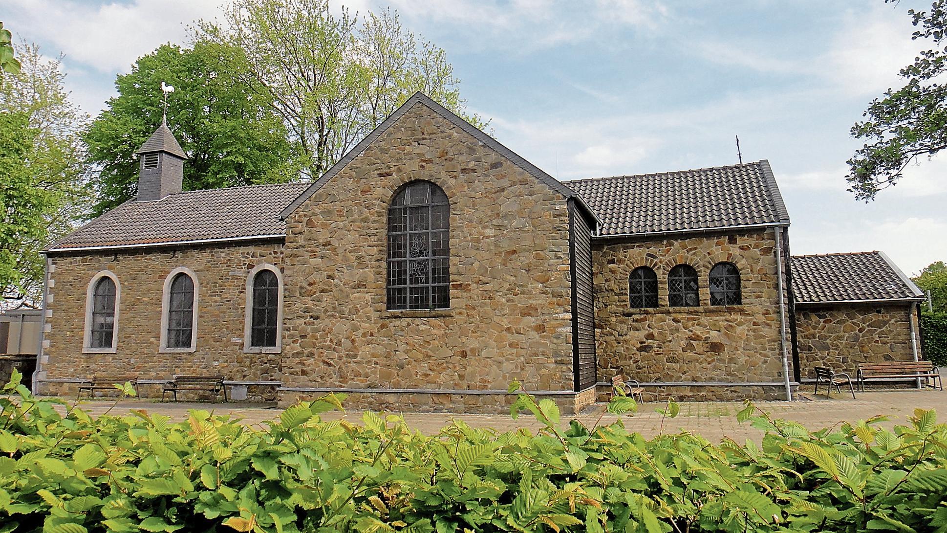 Über die Jahrhunderte ist aus dem  ursprünglichen Kapellchen eine kleine Kreuzkirche geworden. Neben Gottesdiensten finden hier unter anderem alle zwei Monate Filmabende statt. (c) Peter Esser