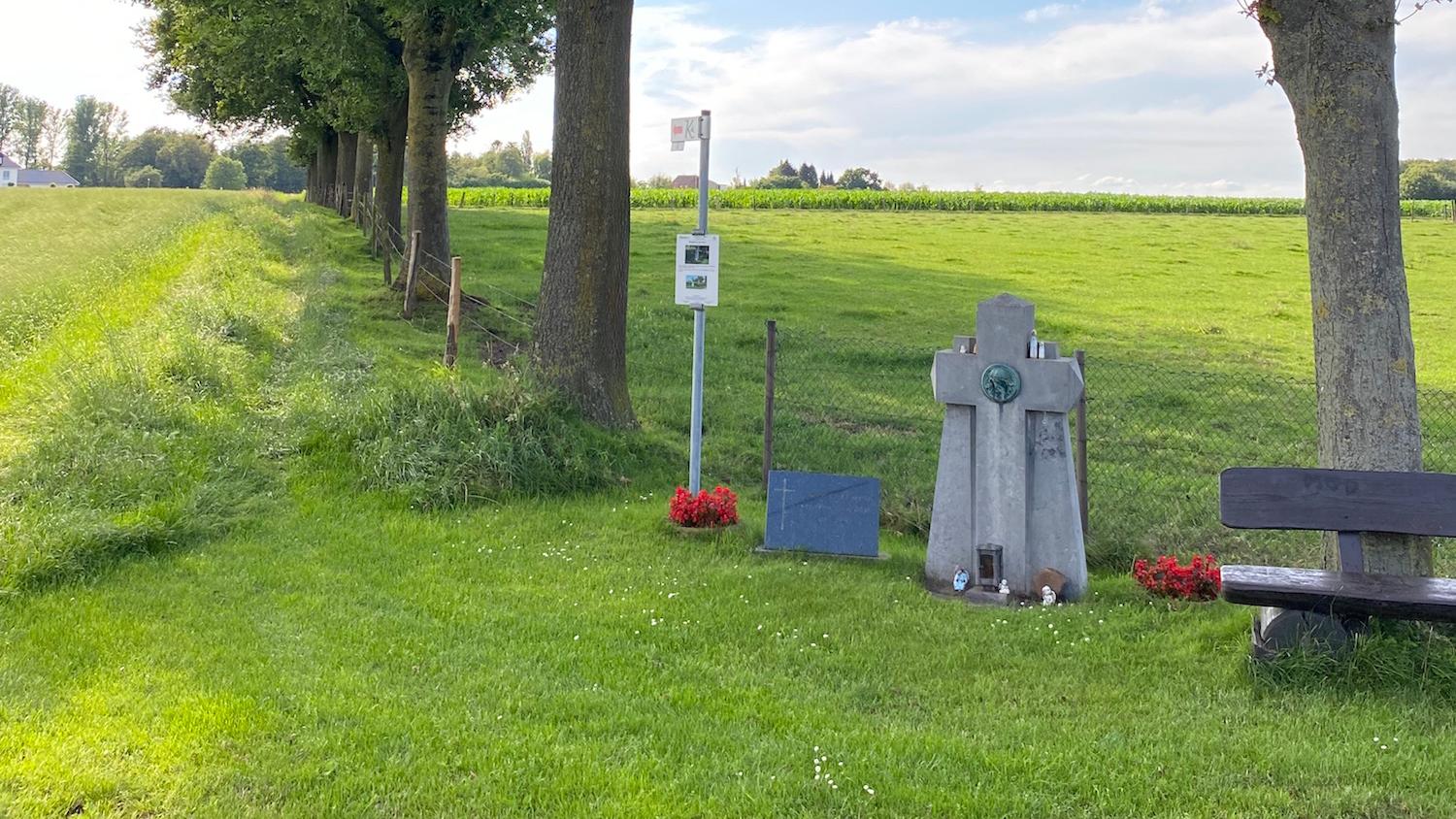 Station 7 des Kapellenwegs lädt zum Innehalten im Schatten der Bäume ein. (c) Garnet Manecke