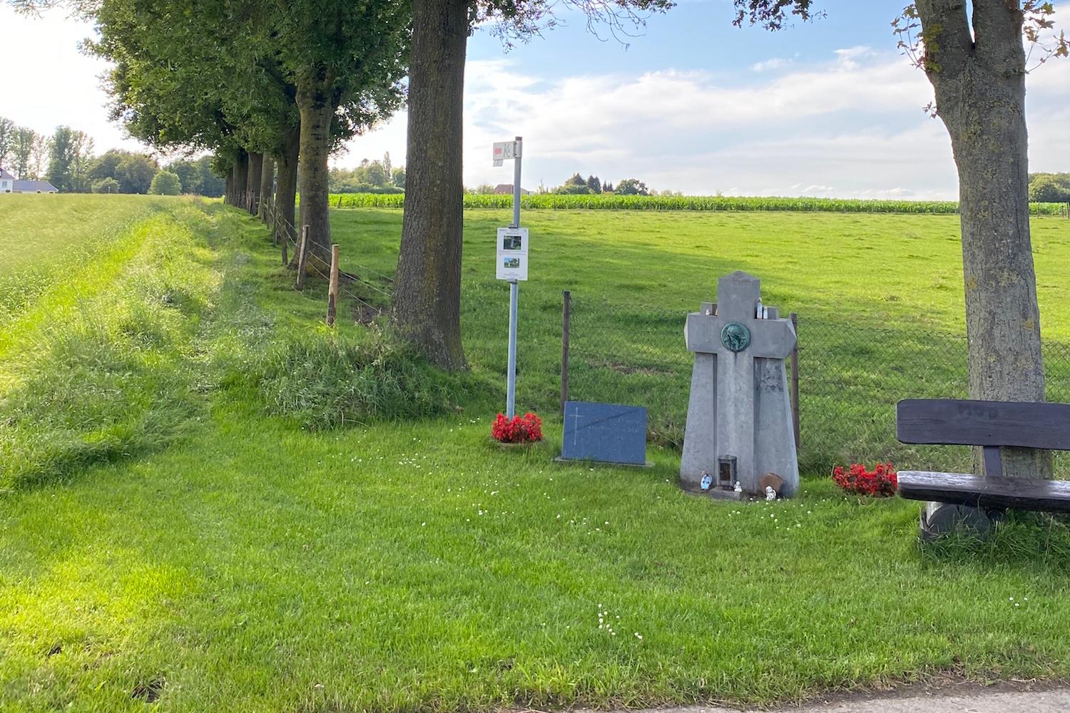 Station 7 des Kapellenwegs lädt zum Innehalten im Schatten der Bäume ein.