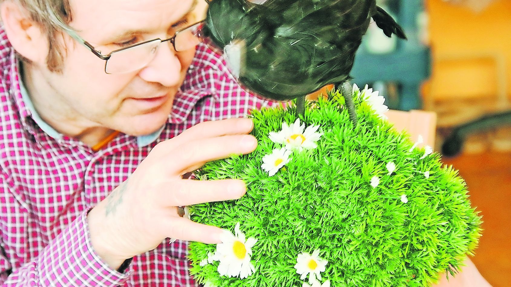 Mit dem Raben Abraxas auf der grünen Wiese beklebt Jakob seine Base-Cap. (c) Arne Schenk