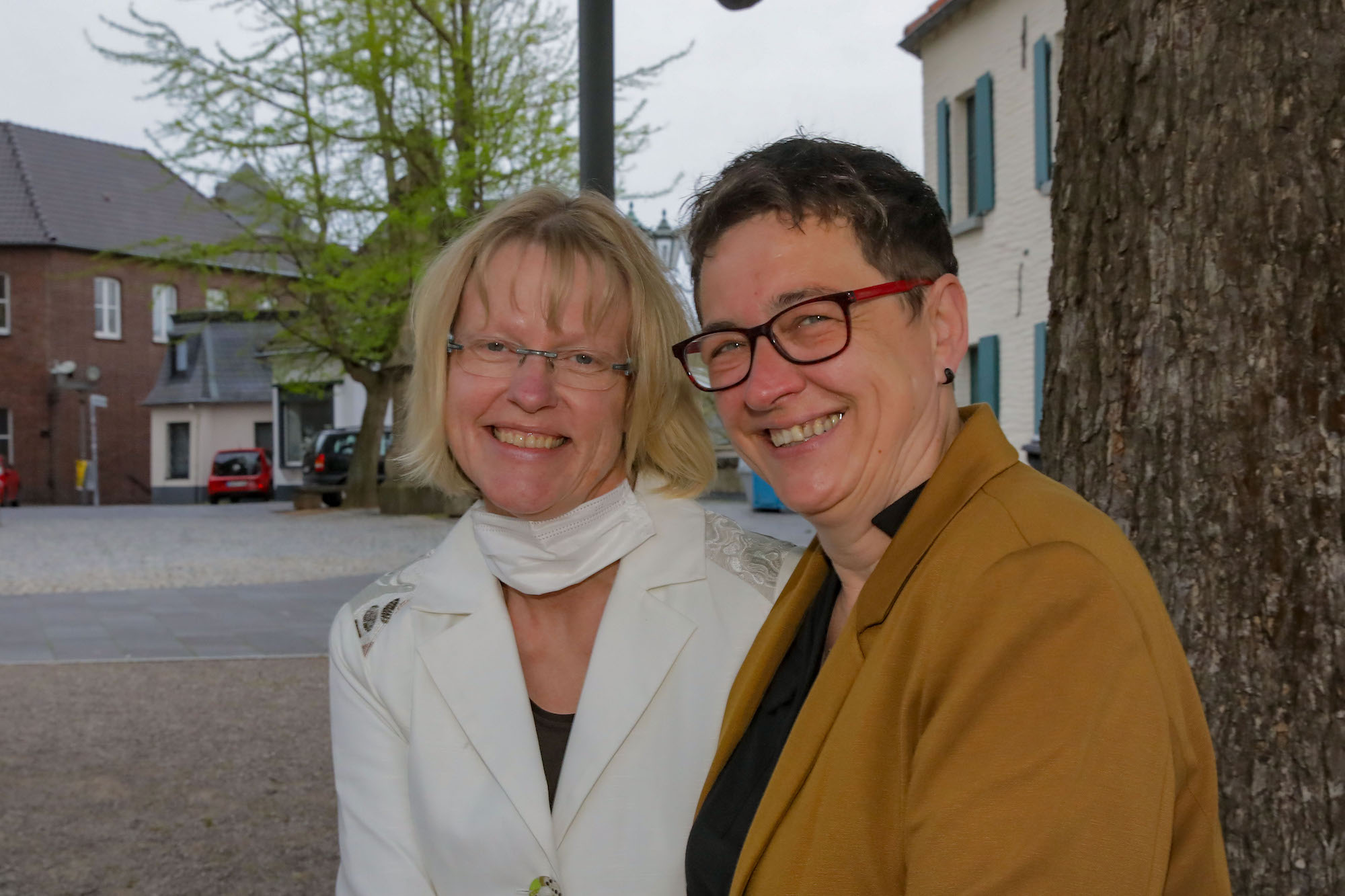 Karin Hlwaka (l.) und Stephanie Porucki haben sich bei der Aktion #liebegewinnt segnen lassen. (c) Andreas Baum