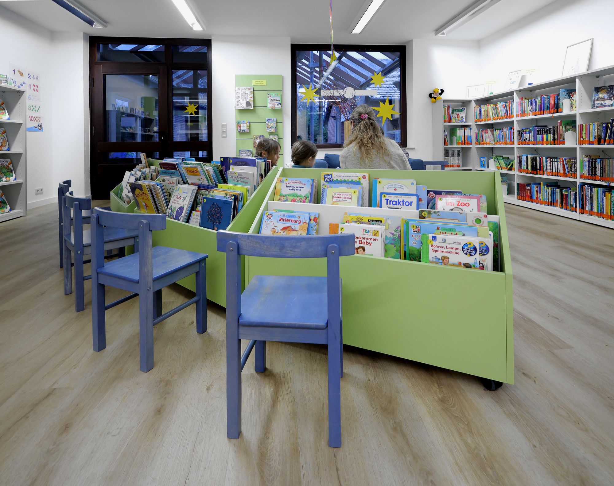 Nachher: Für Kinder gibt es jetzt in der Mitte des Raums eine Sitztribüne. (c) Dirk Jochmann