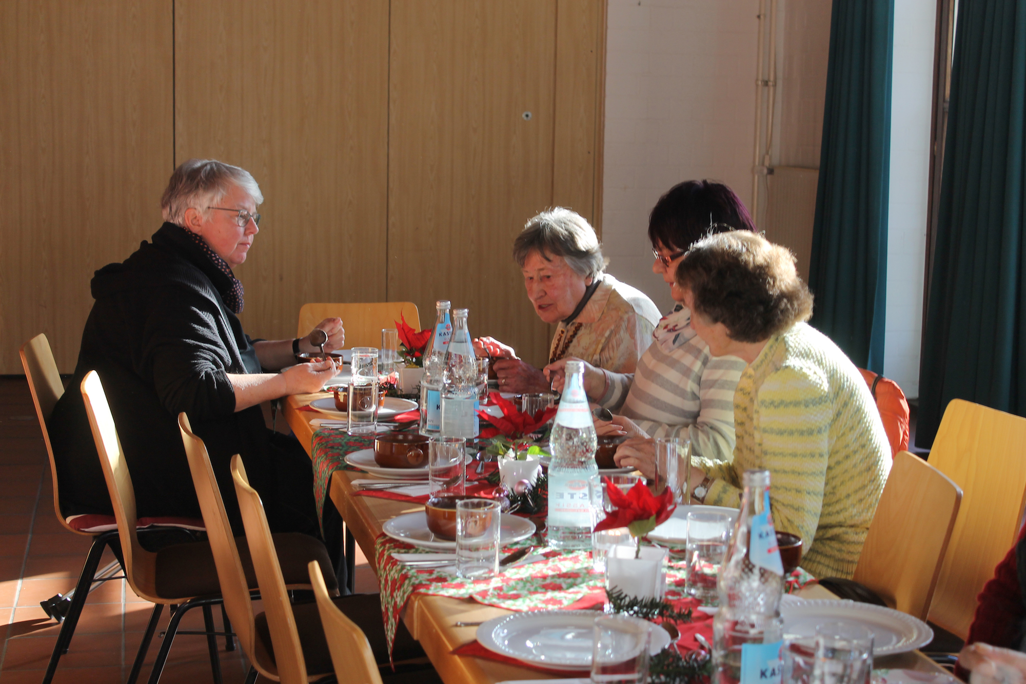 Tischgemeinschaft pflegen gehört mit zu den urchristlichen Traditionen. In Krefeld wird sie als „Angebot“ gelebt. (c) Kathrin Albrecht