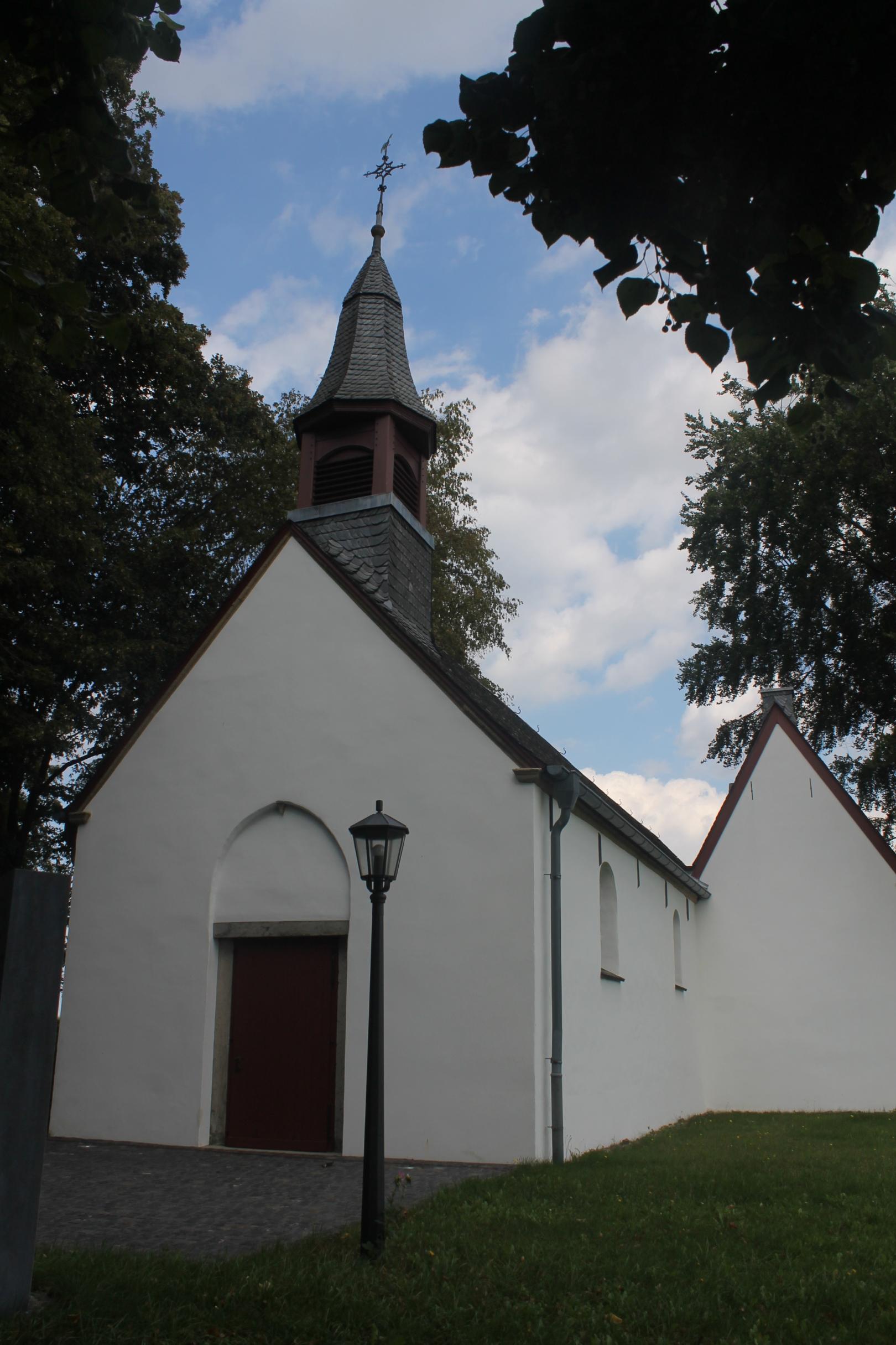 Start-, Mittel- oder Zielpunkt beider Pilgerwege ist die Kapelle St. Peter. (c) Ina Germes-Dohmen