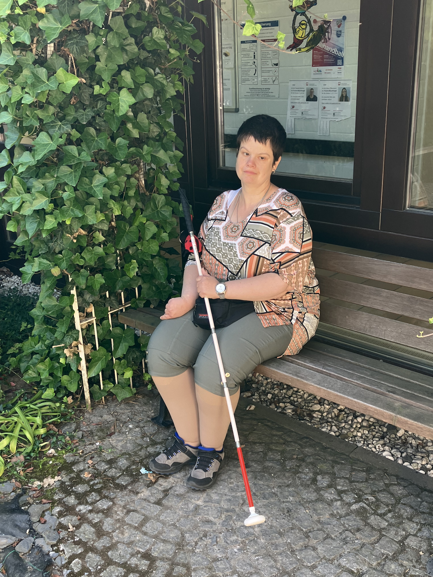 Mit ihrer Blindheit hat sie sich im Alltag arrangiert, auch dank Unterstützung und Hilfsmitteln. (c) Andrea Thomas