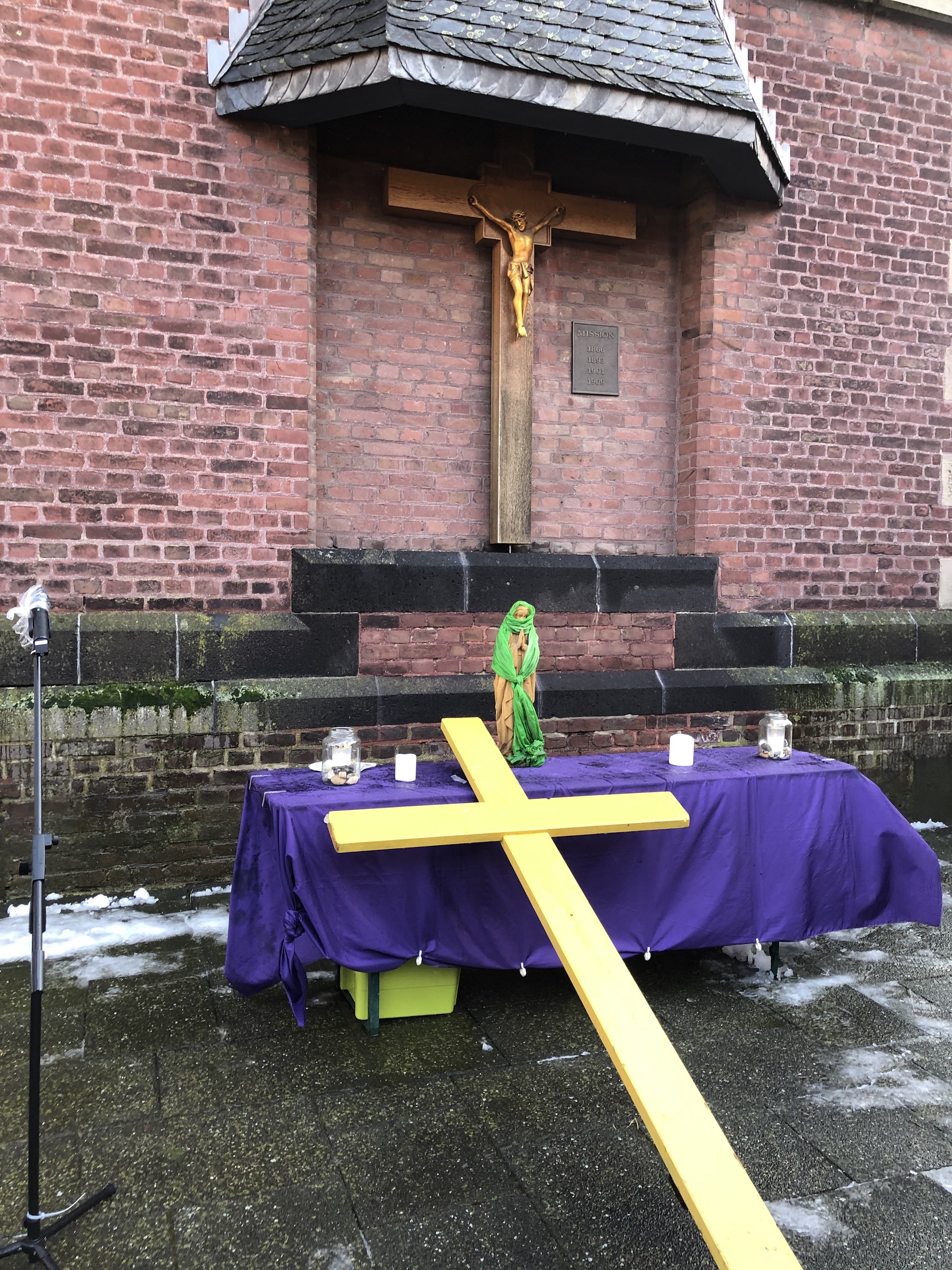 Das gelbe Kreuz und die in Grün gewandete Madonna gehören zu den Gottesdiensten. (c) Garnet Manecke