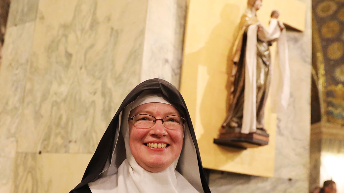 Schwester Klara Antons OSB vor ihrem Entwurf im Aachener Dom. (c) Domkapitel Aachen/Andreas Steindl