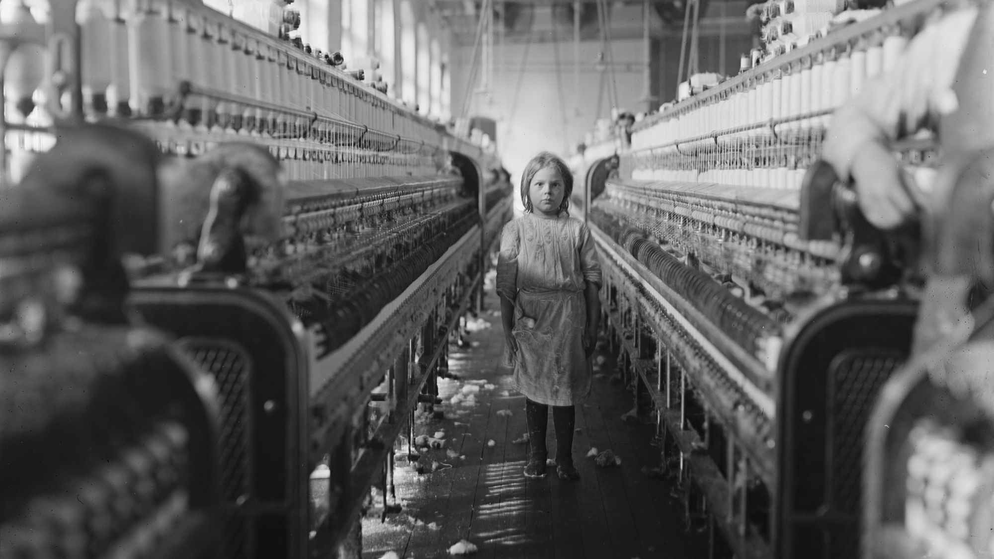 Im Mittelpunkt das Kind. Viele Mädchen und Jungen wuchsen bei der Industrialisierung unter miserablen Bedingungen auf. (c) www.pixabay.com