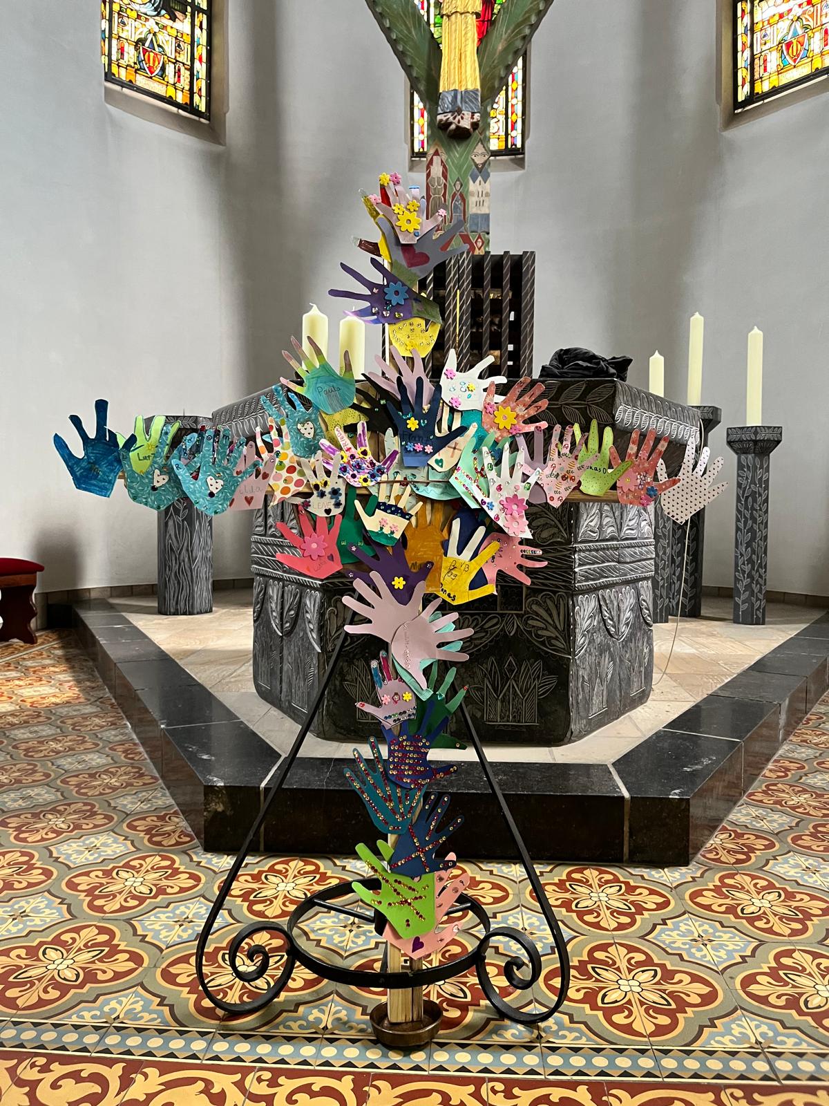 Im vergangenen Jahr bauten Kinder aus ihren eigenen Händen ein Kreuz nach, dass in den Gottesdiensten stehen bleiben durfte. (c) privat