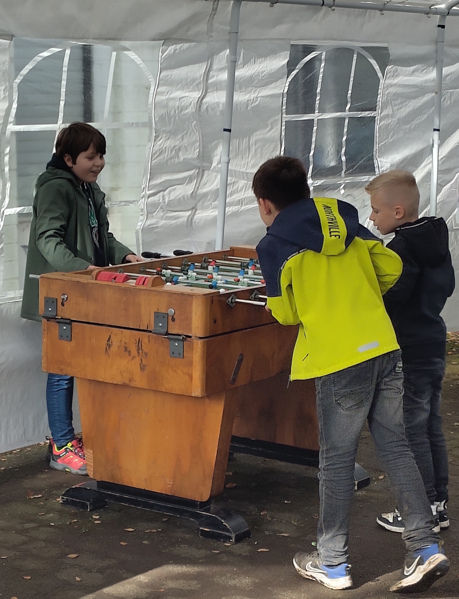 Nach der Arbeit ist Freizeit. Neben dem Kicker steht ein großes Außengelände zur Verfügung. (c) Kathrin Albrecht