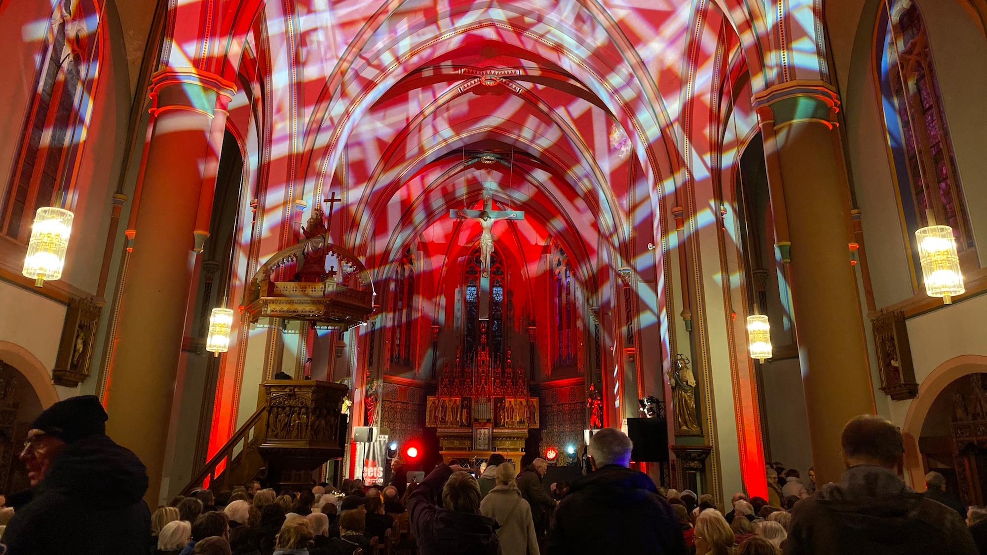 Nach drei Jahren Leere war St. Lambertus Keyenberg zum Mitsing-Konzert wieder gefüllt. (c) Garnet Manecke